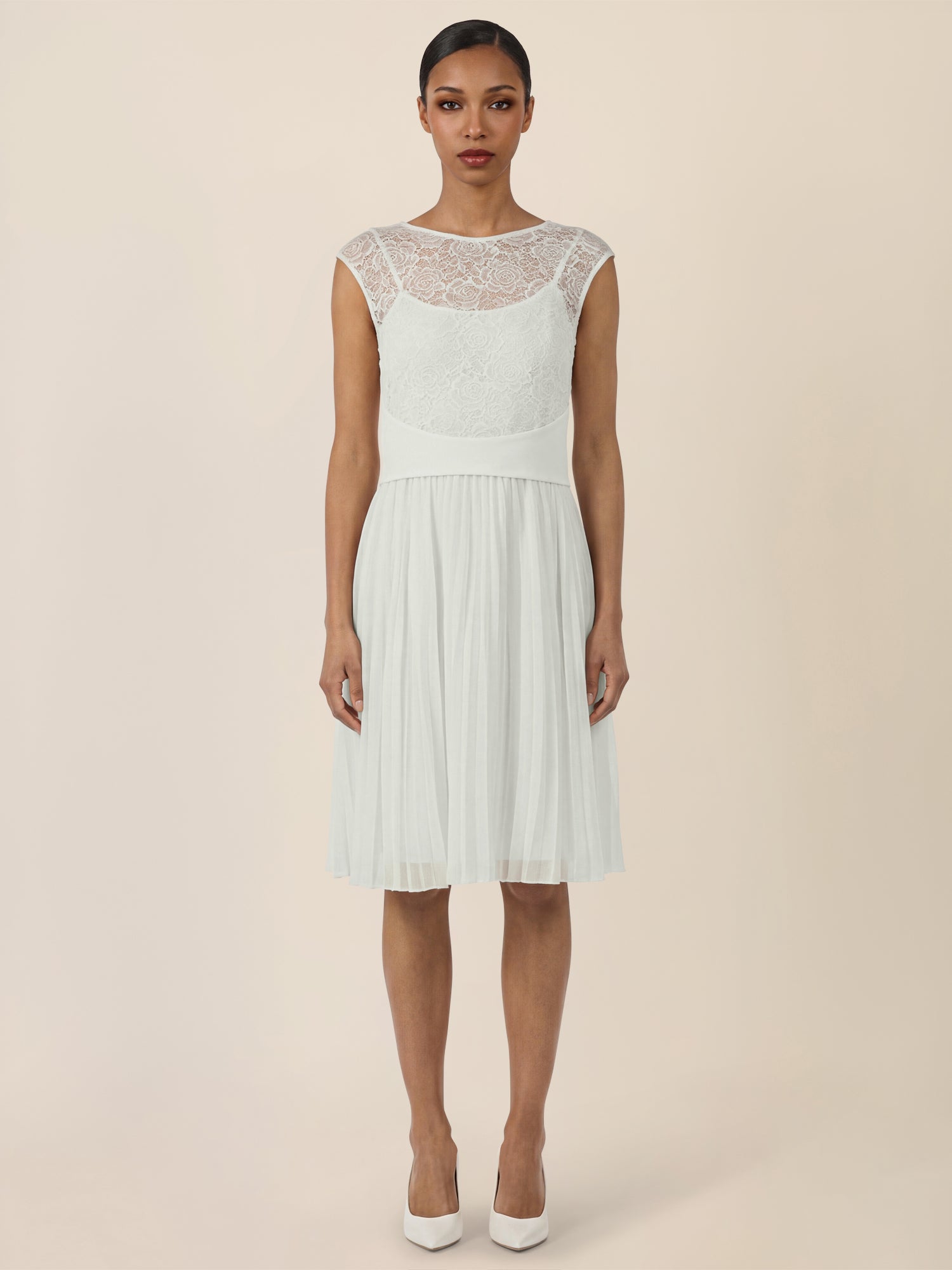 APART Spitzenkleid mit Plisseerock | creme