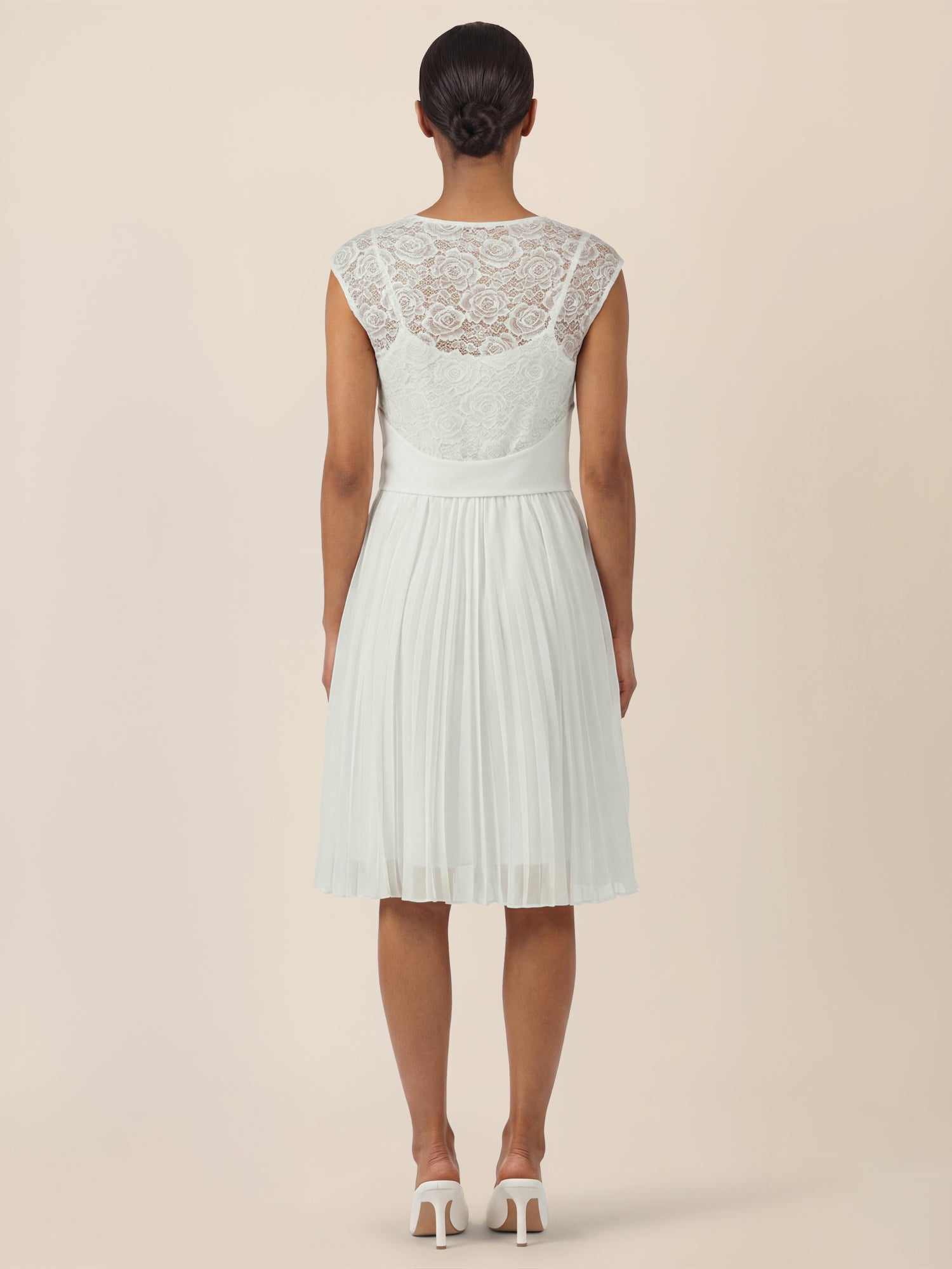 APART Spitzenkleid mit Plisseerock | creme