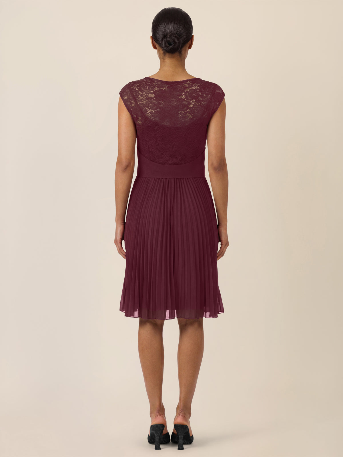 APART Spitzenkleid mit Plisseerock | weinrot