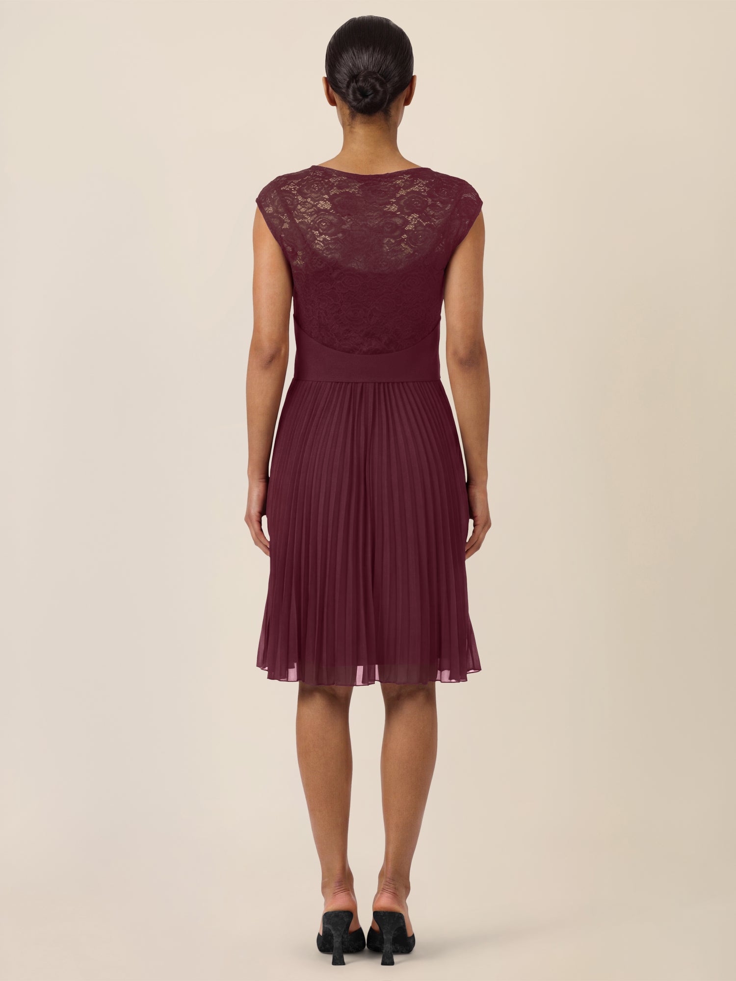 APART Spitzenkleid mit Plisseerock | weinrot