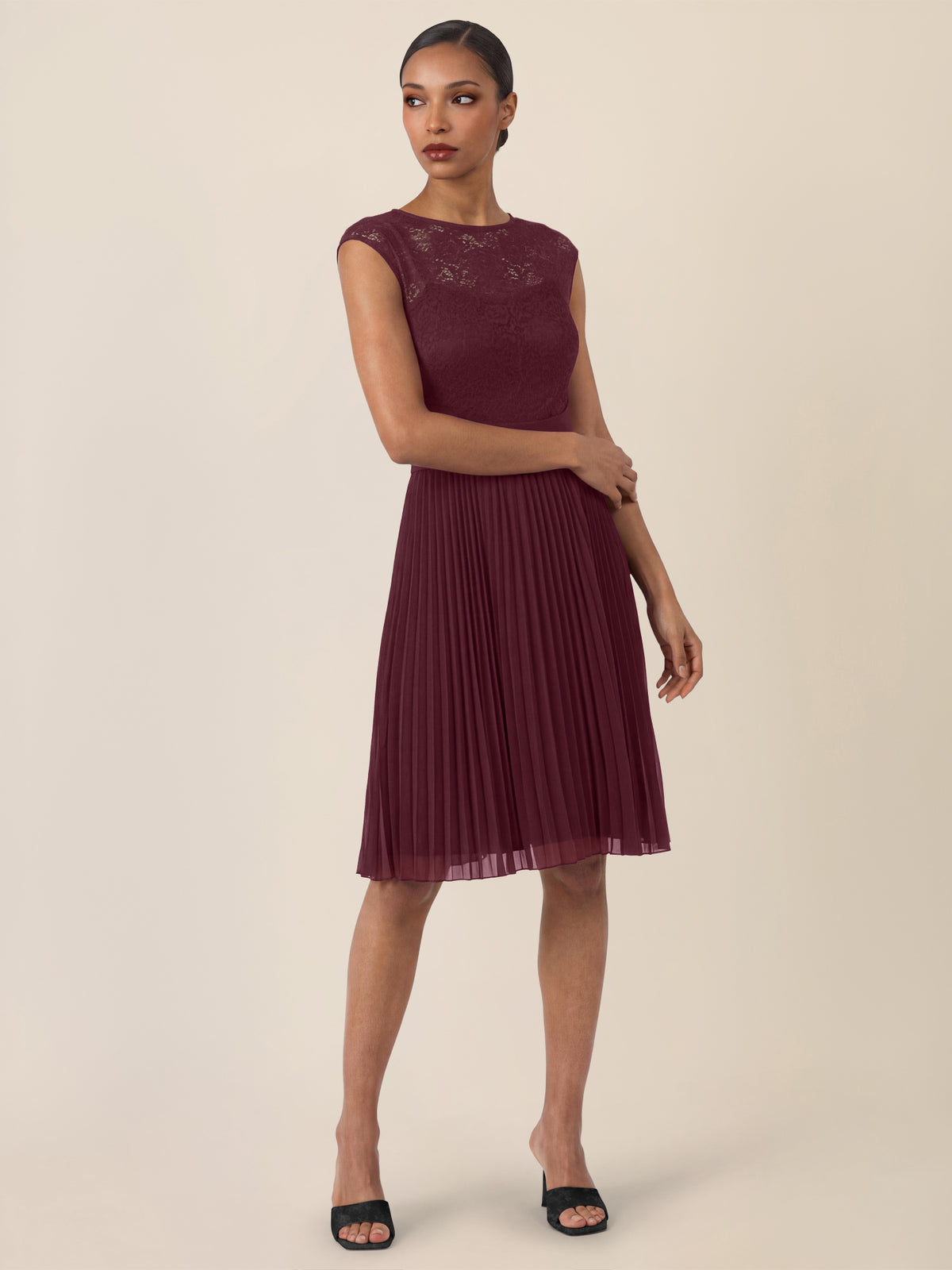 APART Spitzenkleid mit Plisseerock | weinrot