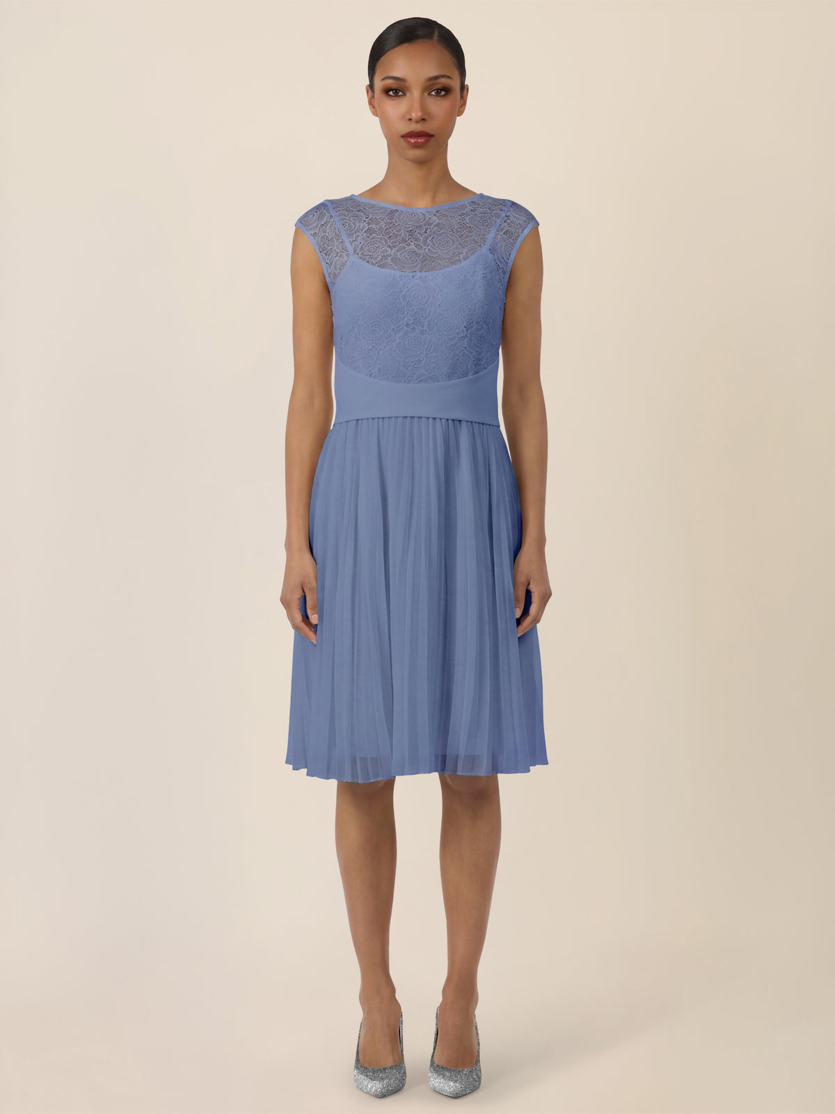 APART Spitzenkleid mit Plisseerock | rauchblau