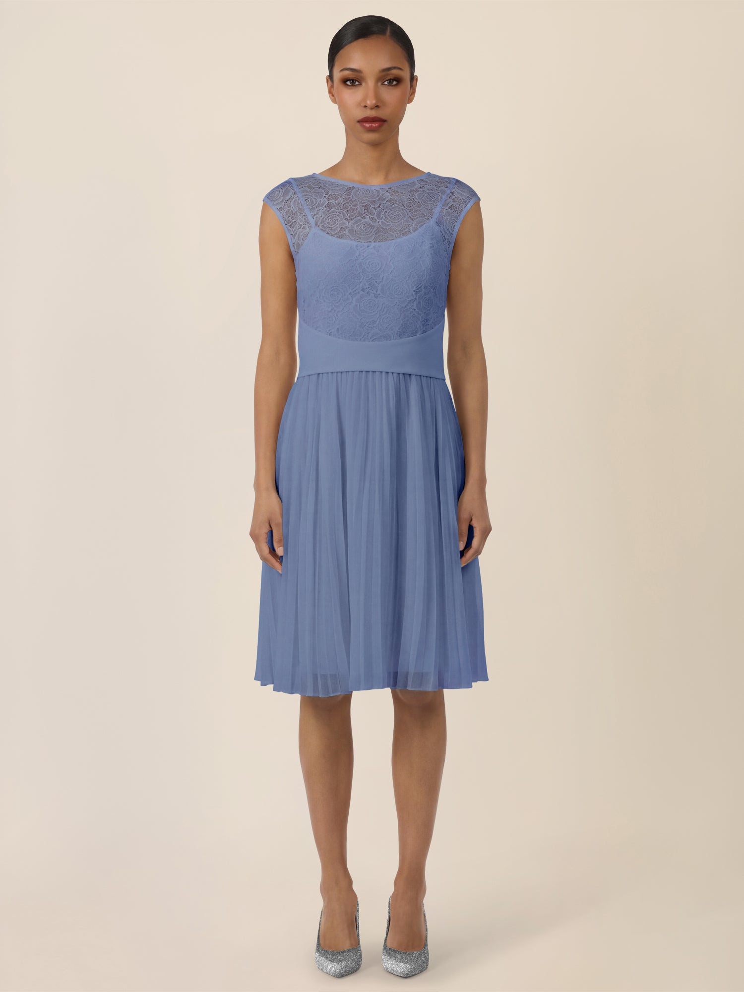 APART Spitzenkleid mit Plisseerock | rauchblau