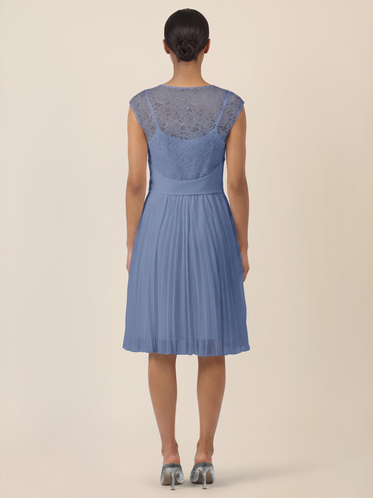 APART Spitzenkleid mit Plisseerock | rauchblau