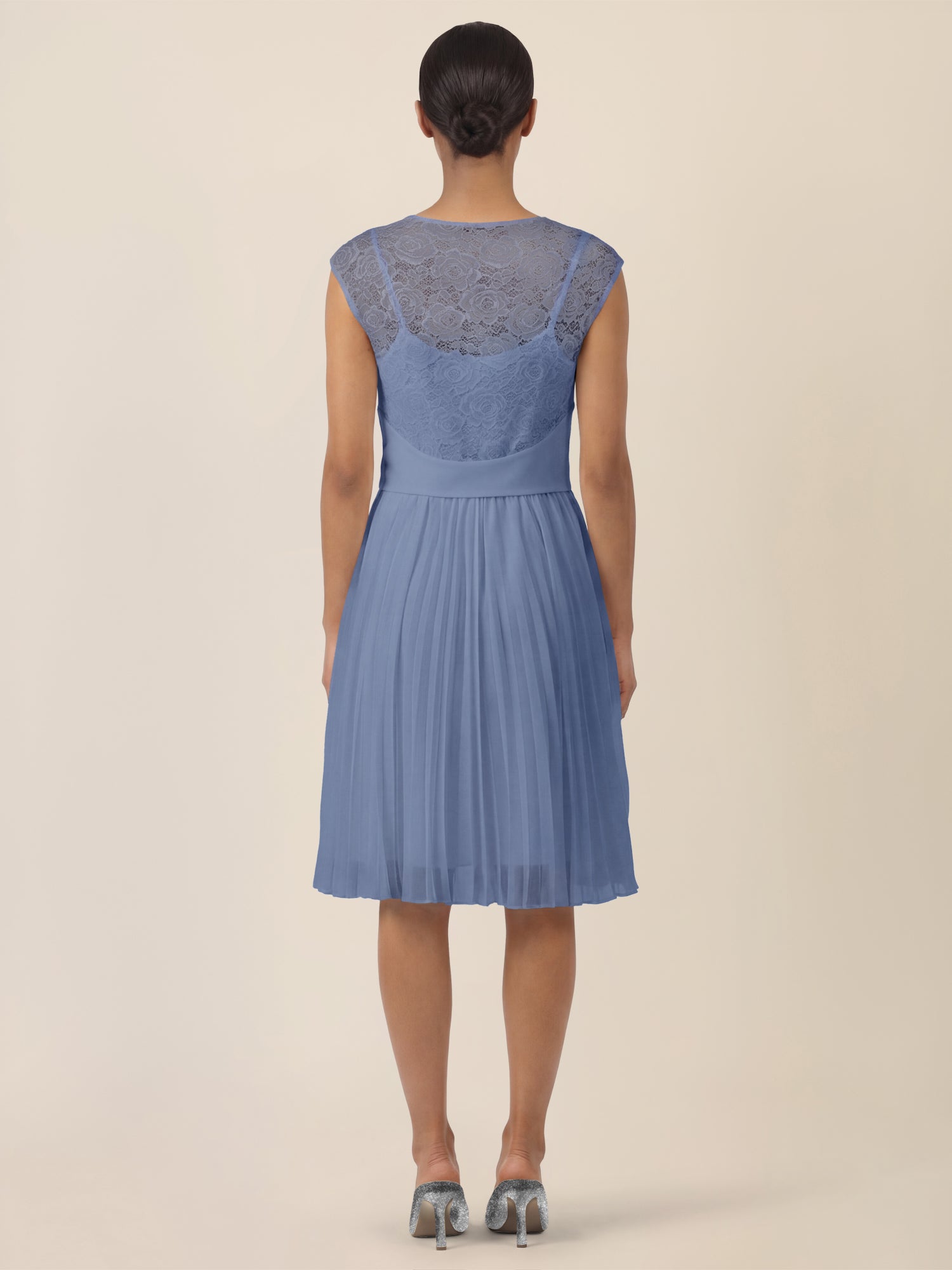 APART Spitzenkleid mit Plisseerock | rauchblau