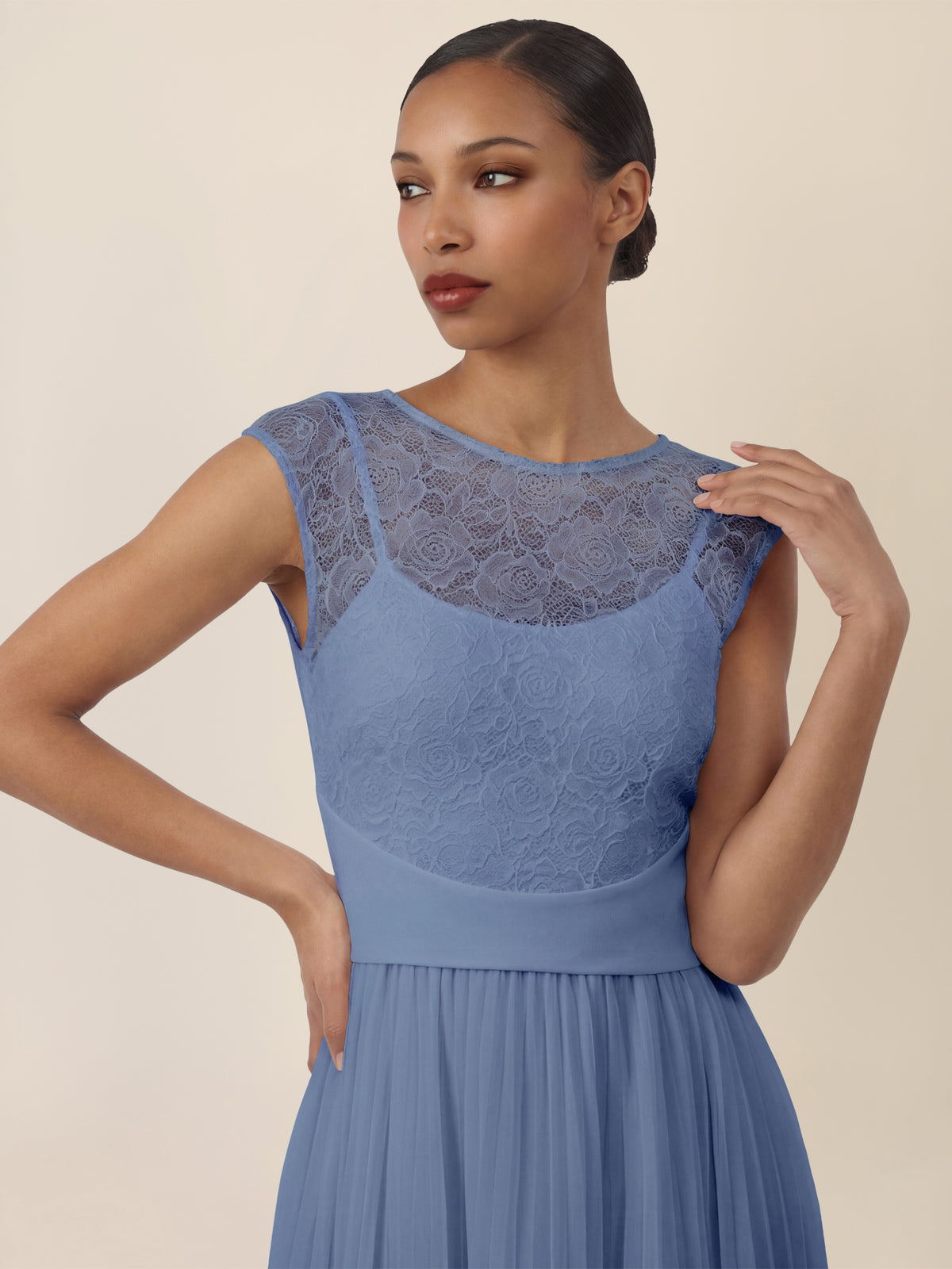 APART Spitzenkleid mit Plisseerock | rauchblau