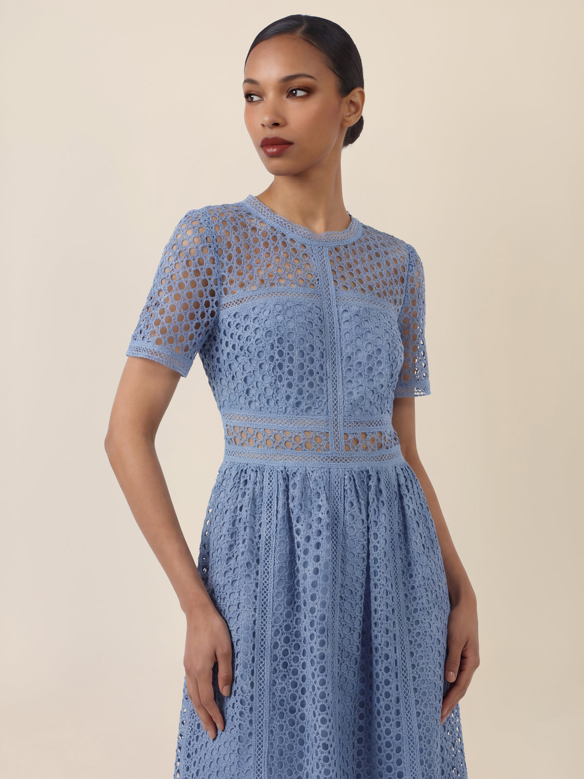 APART Midikleid mit Häkelspitze und Transparenz | rauchblau