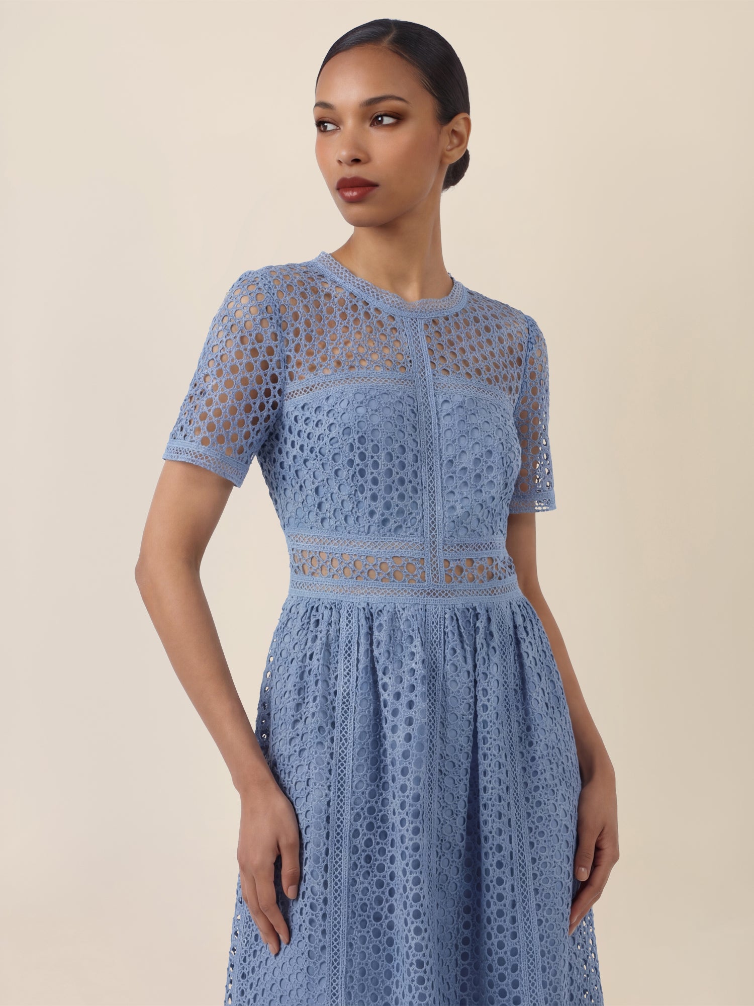 APART Midikleid mit Häkelspitze und Transparenz | rauchblau