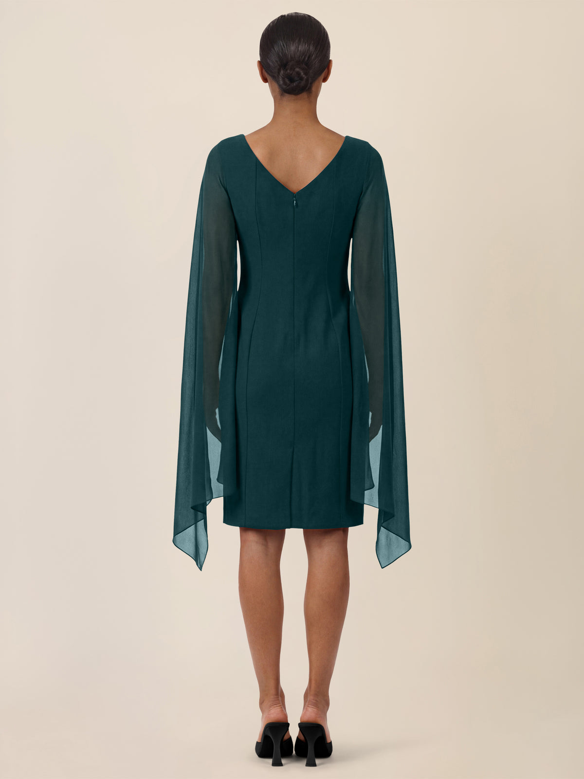 APART Etui-Kleid mit fließendem Chiffon-Cape | emerald