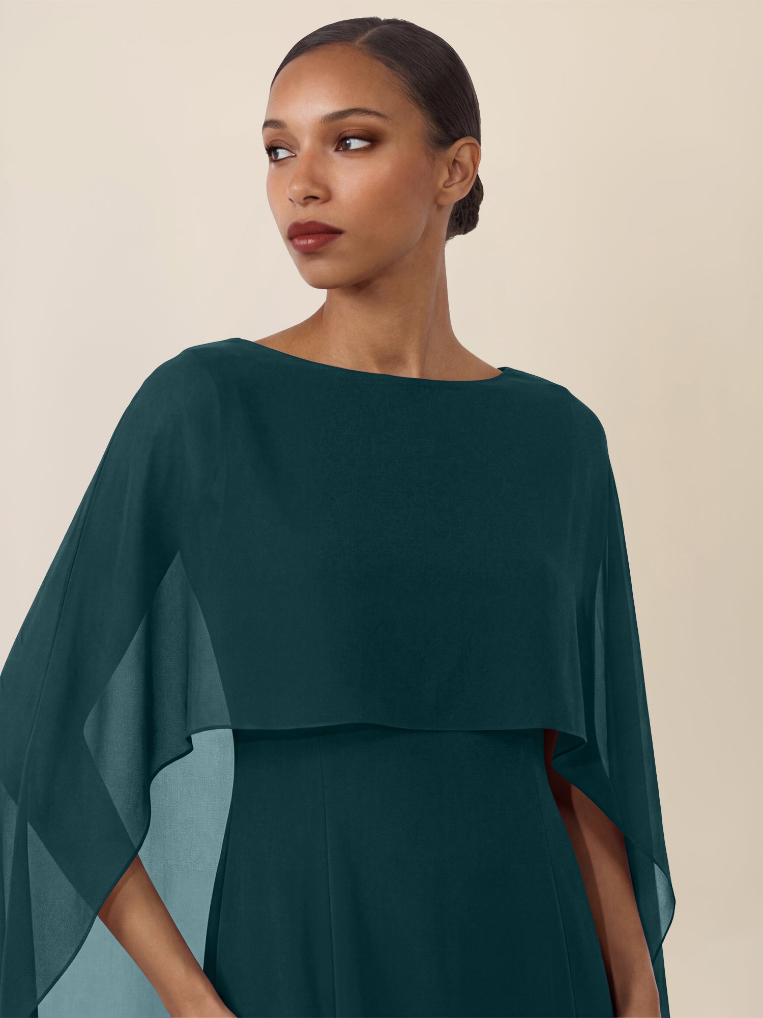 APART Etui-Kleid mit fließendem Chiffon-Cape | emerald
