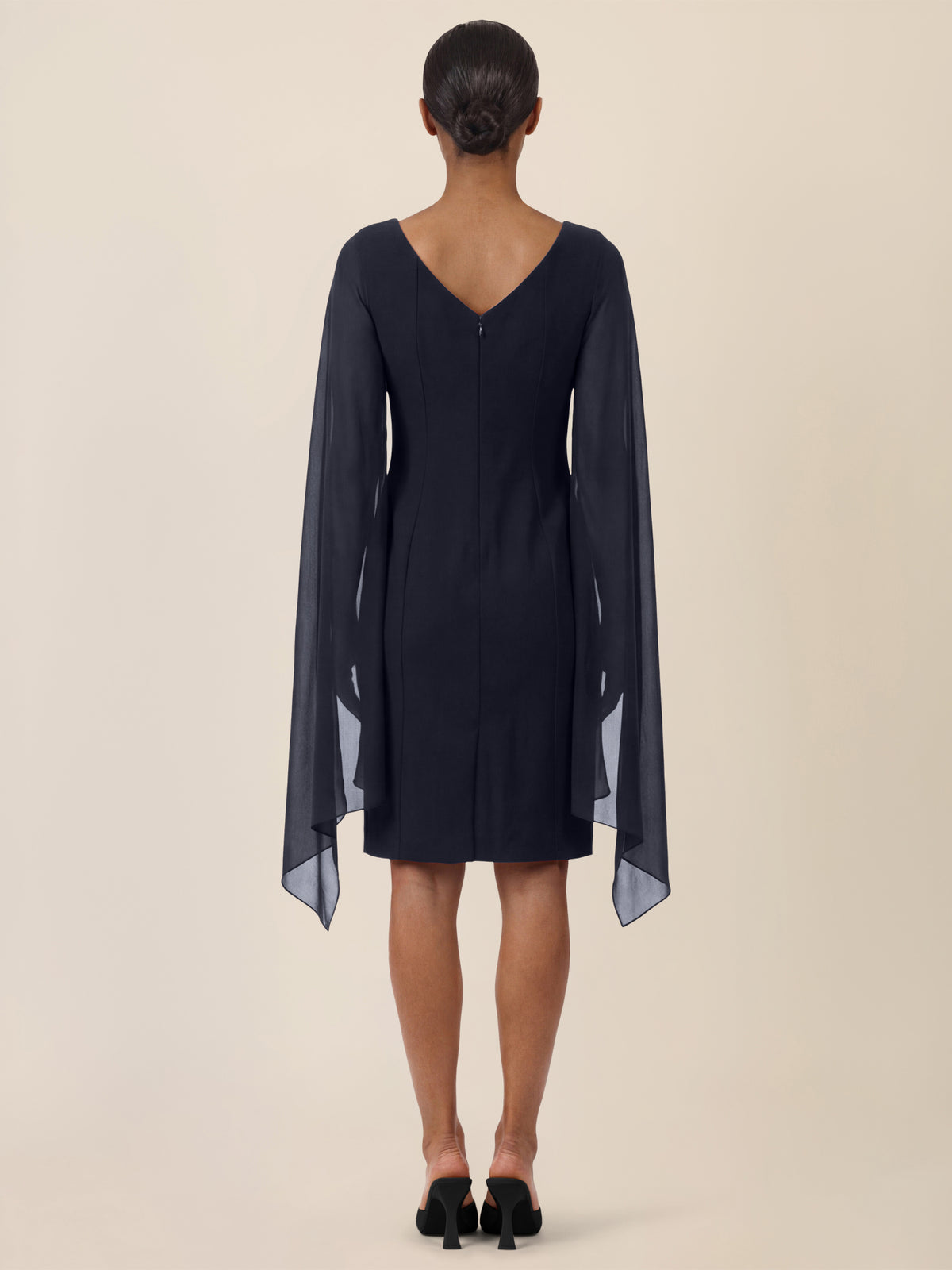 APART Etui-Kleid mit fließendem Chiffon-Cape | nachtblau