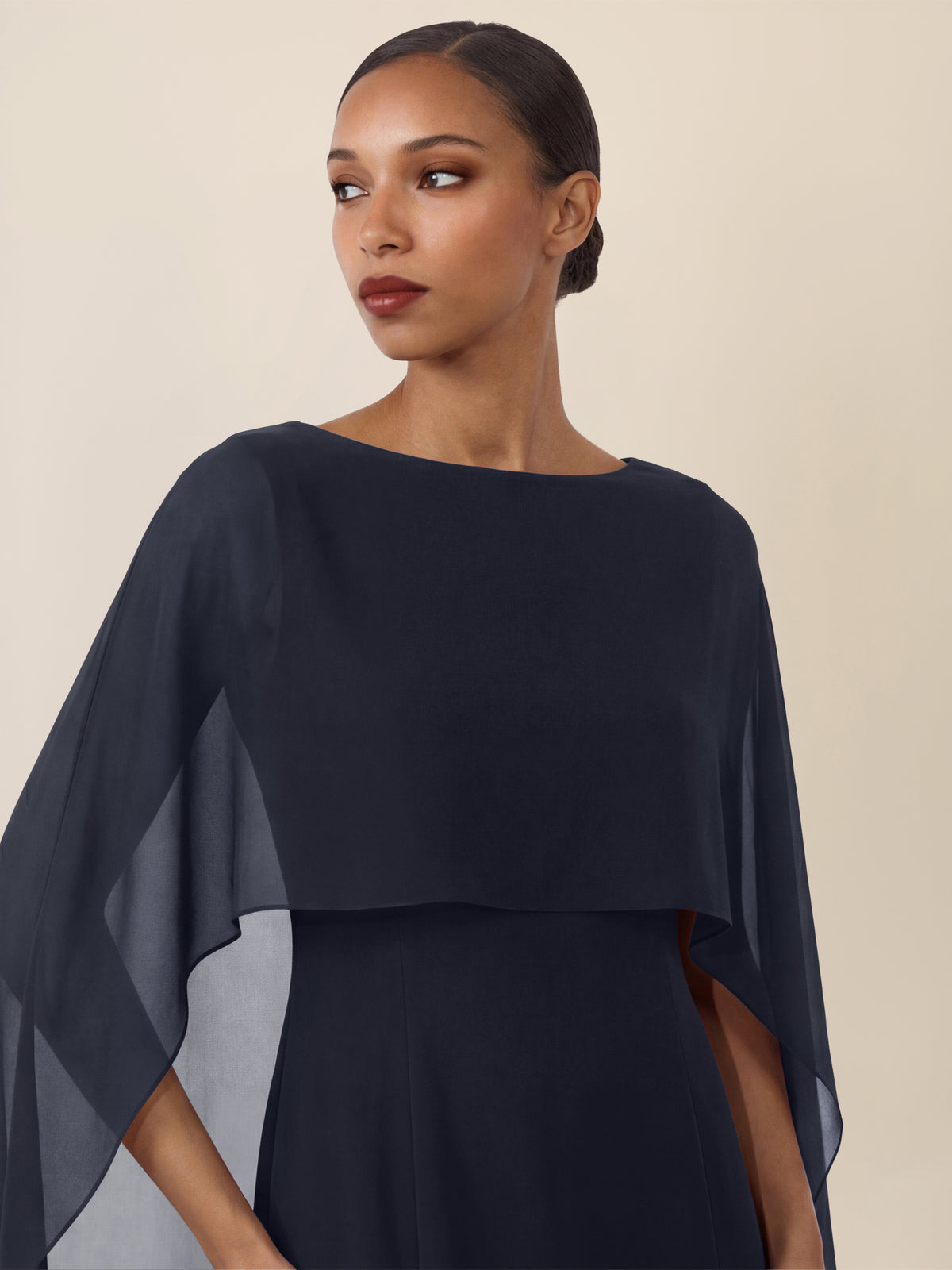 APART Etui-Kleid mit fließendem Chiffon-Cape | nachtblau