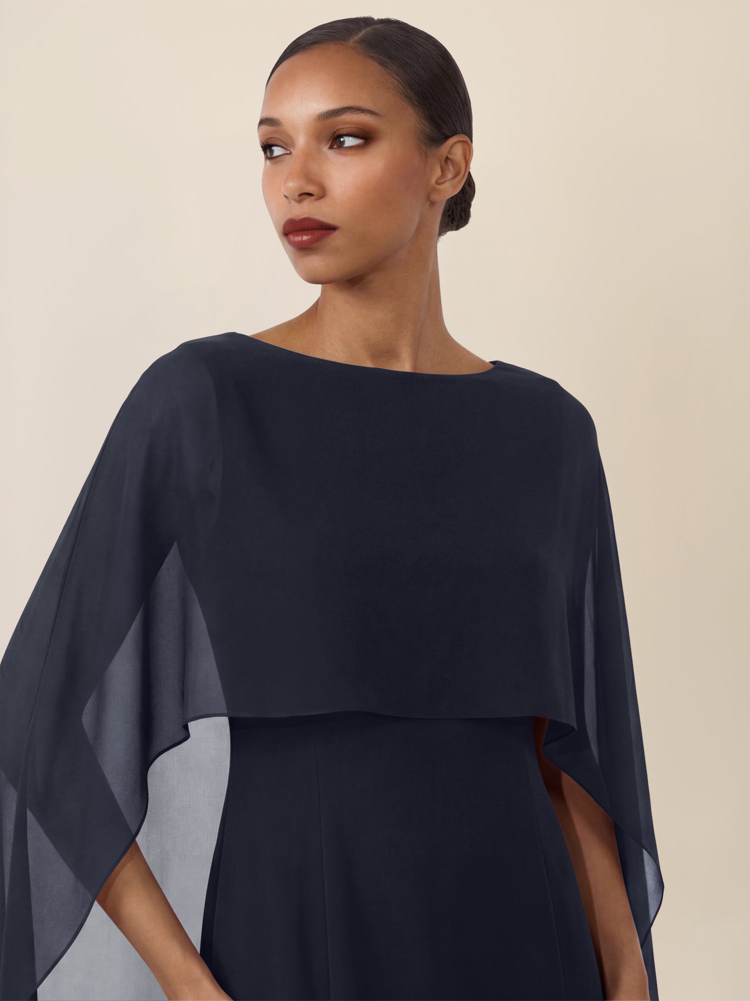 APART Etui-Kleid mit fließendem Chiffon-Cape | nachtblau
