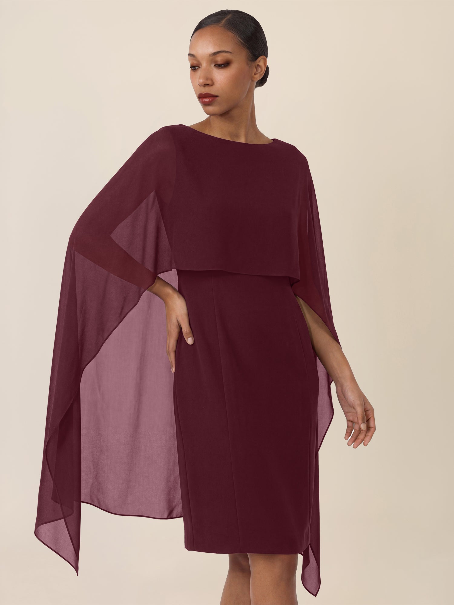 APART Etui-Kleid mit fließendem Chiffon-Cape | weinrot