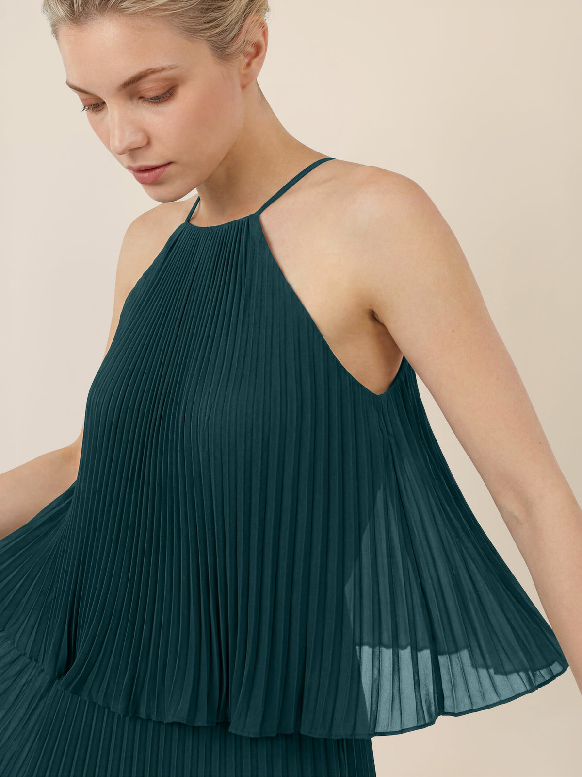 APART Plissiertes Chiffonkleid mit Neckholder | emerald