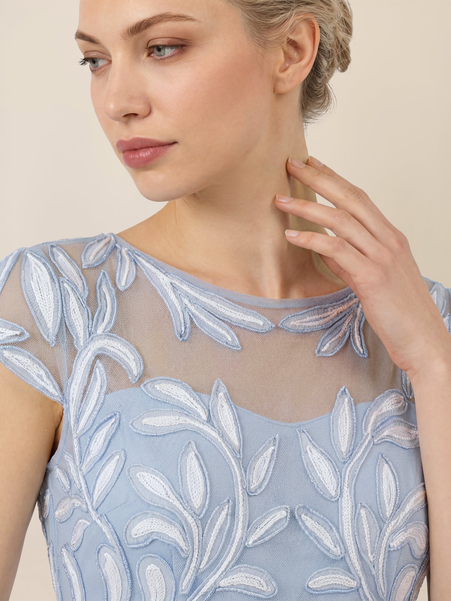 APART Cocktailkleid mit floraler 3D-Stickerei | hellblau-creme