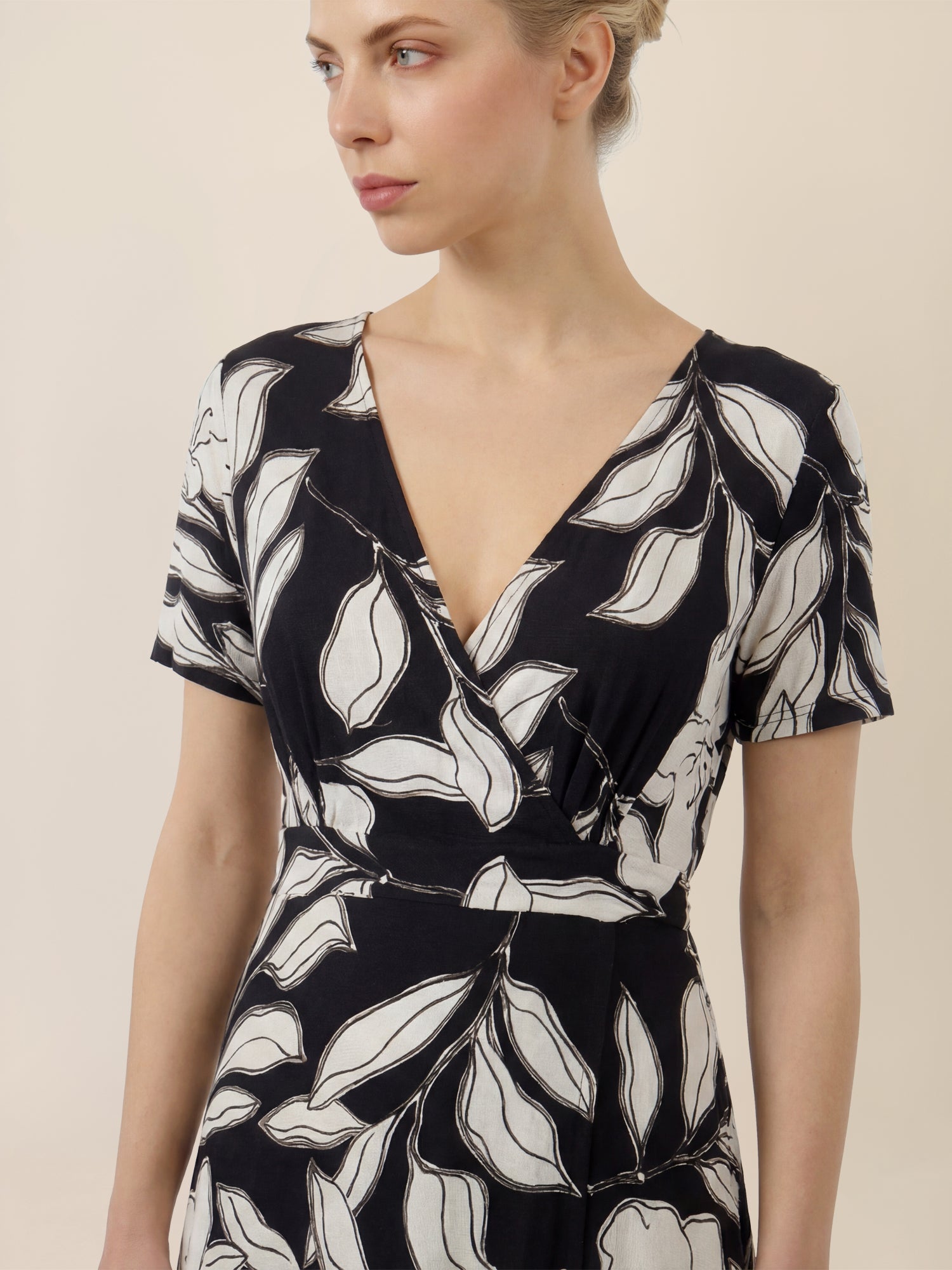 APART Feminin bedrucktes Jerseykleid mit Wickeloptik | schwarz-creme