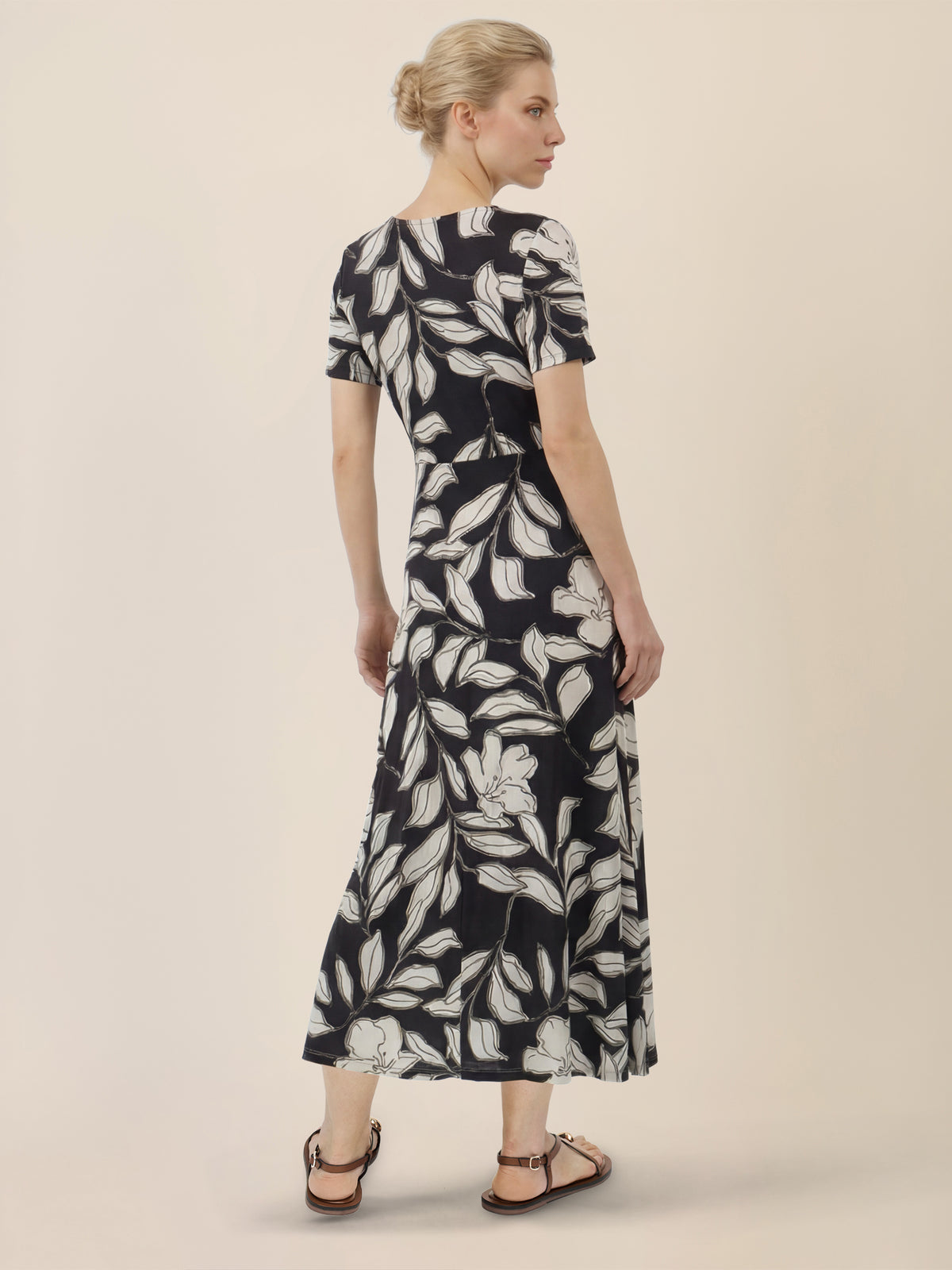 APART Feminin bedrucktes Jerseykleid mit Wickeloptik | schwarz-creme