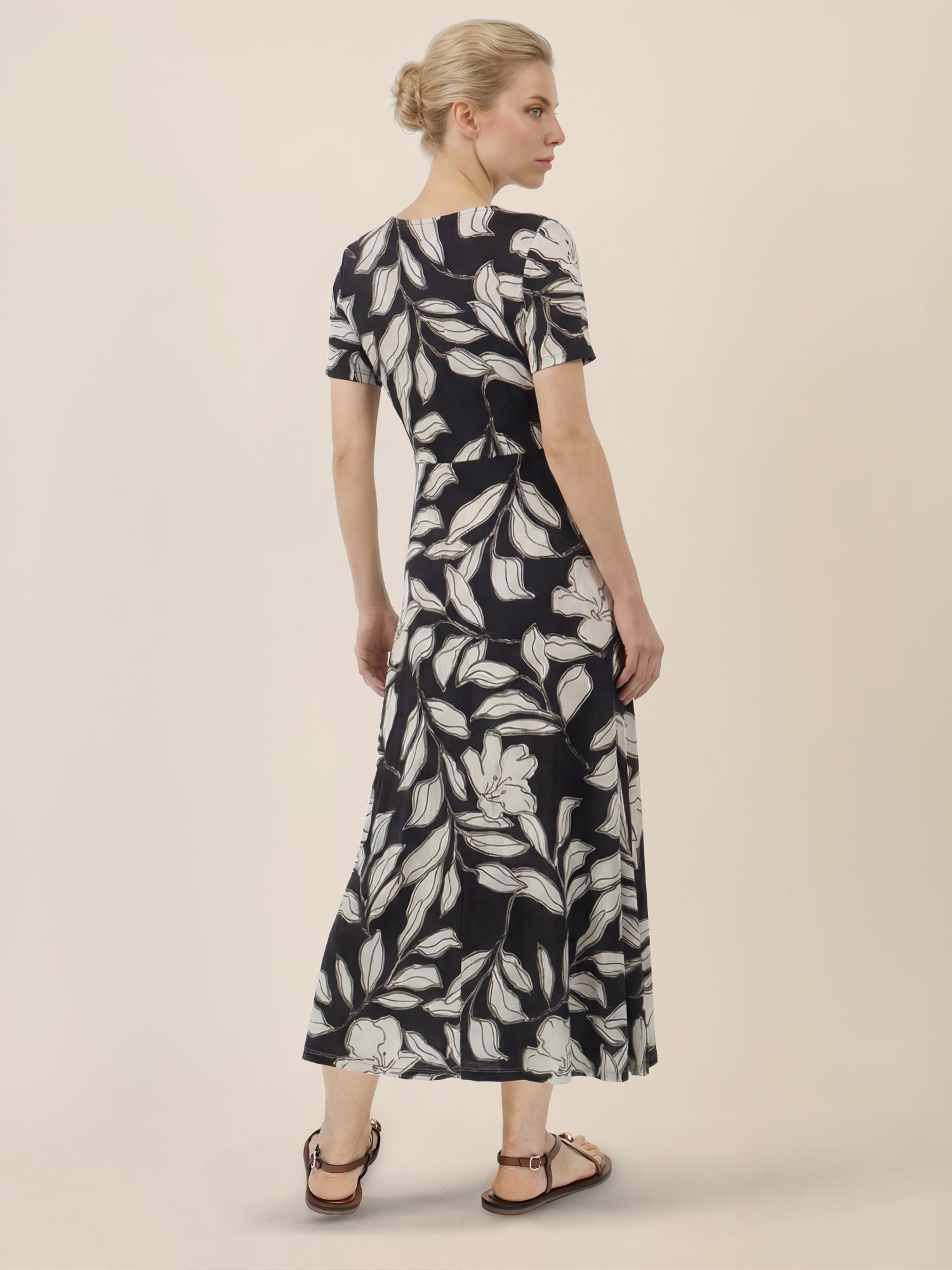 APART Feminin bedrucktes Jerseykleid mit Wickeloptik | schwarz-creme