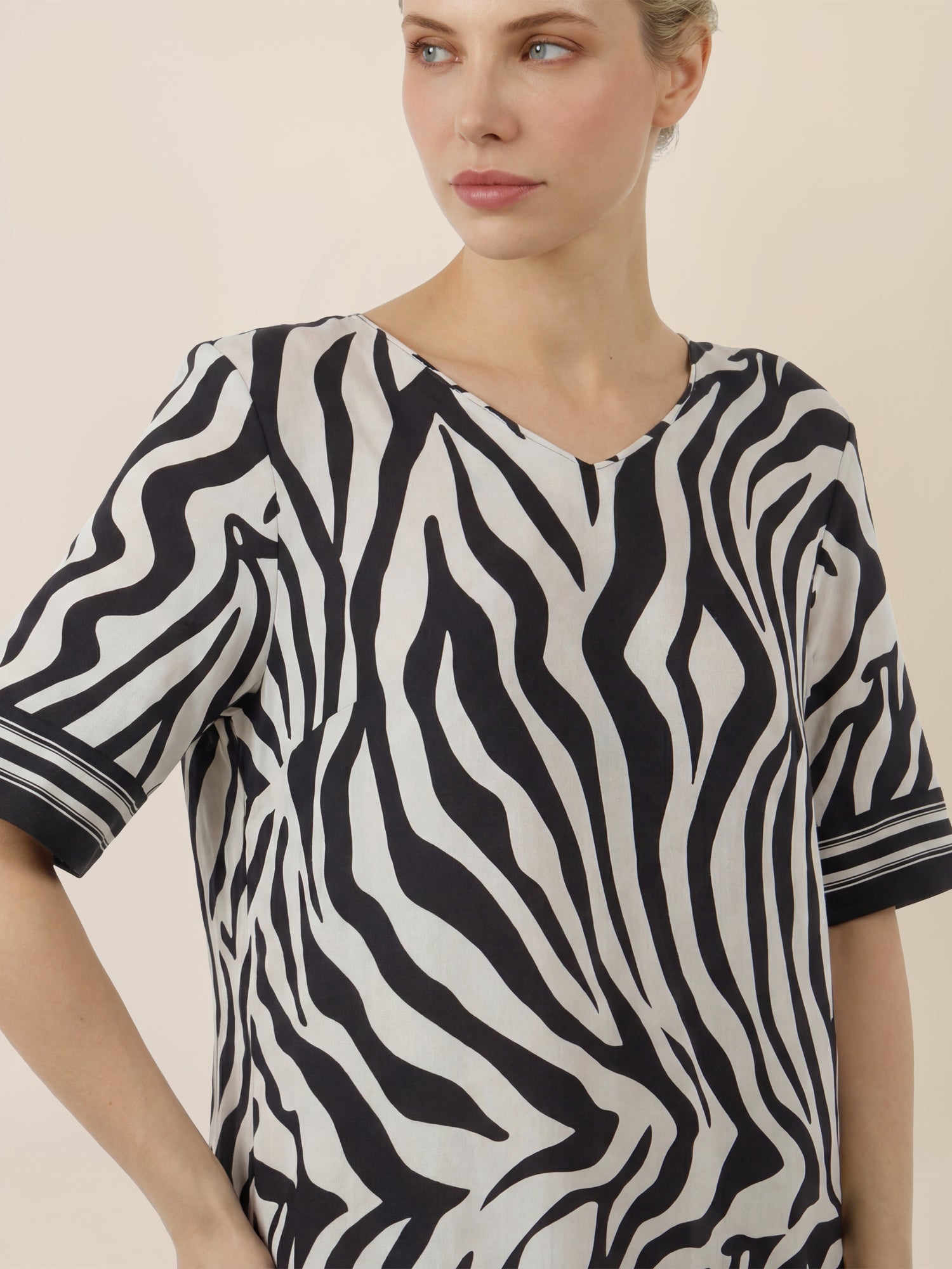 APART Kleid mit Zebra-Muster und V-Ausschnitt | schwarz-creme