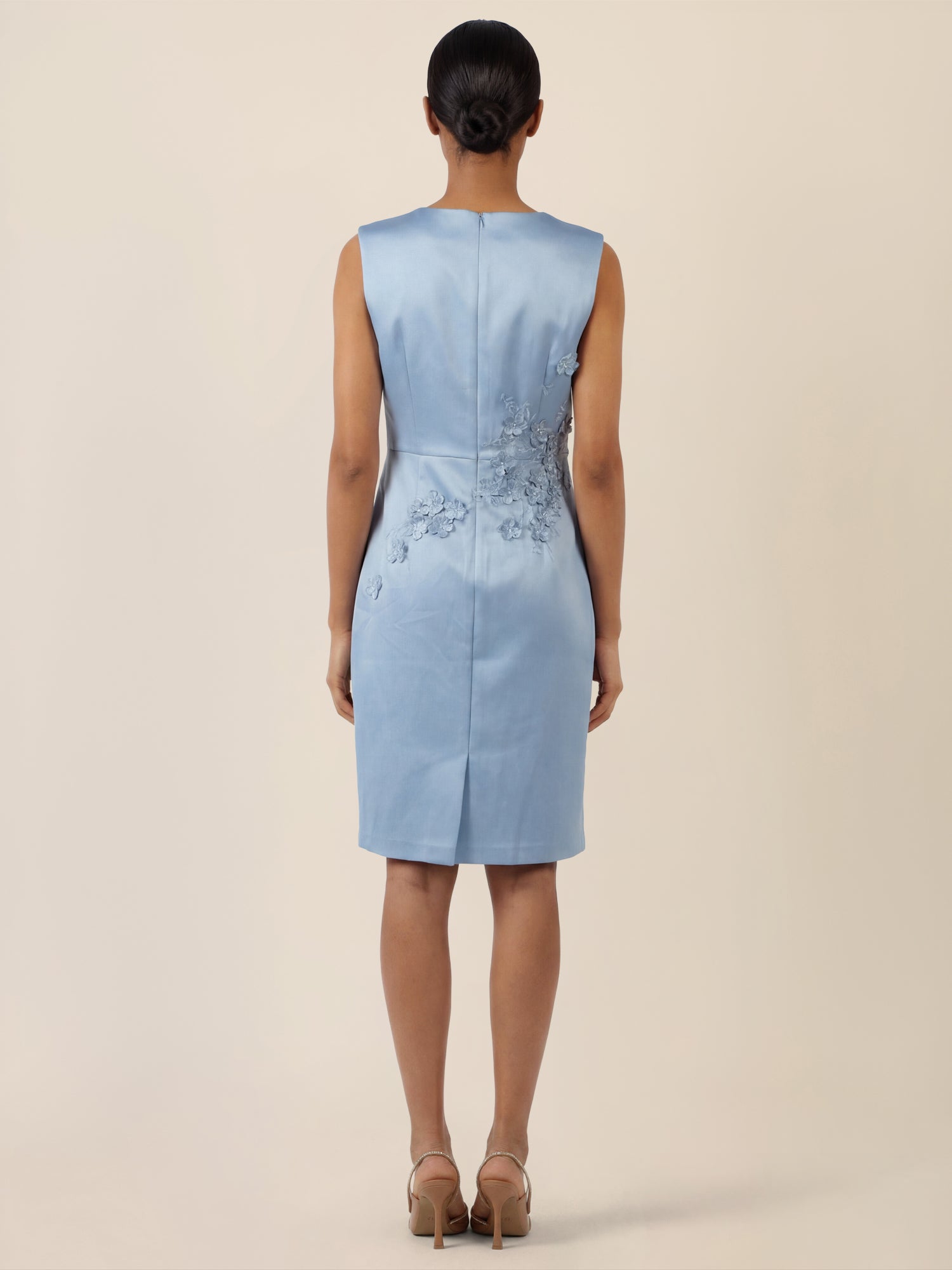 APART Elegantes Etuikleid mit 3D-Blütenstickerei | rauchblau