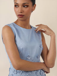 APART Elegantes Etuikleid mit 3D-Blütenstickerei | rauchblau