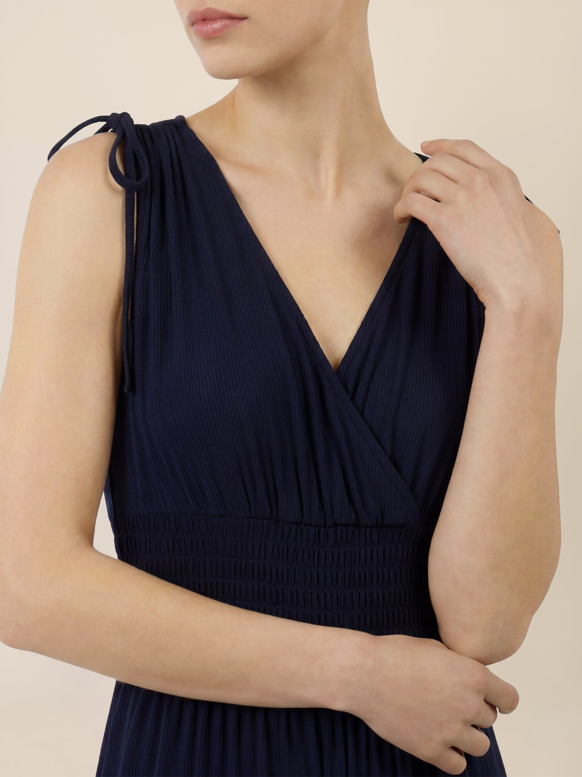 APART Jumpsuit mit Smokdetail und Bindeträgern | nachtblau