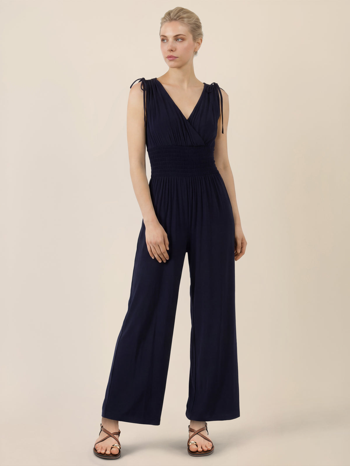 APART Jumpsuit mit Smokdetail und Bindeträgern | nachtblau