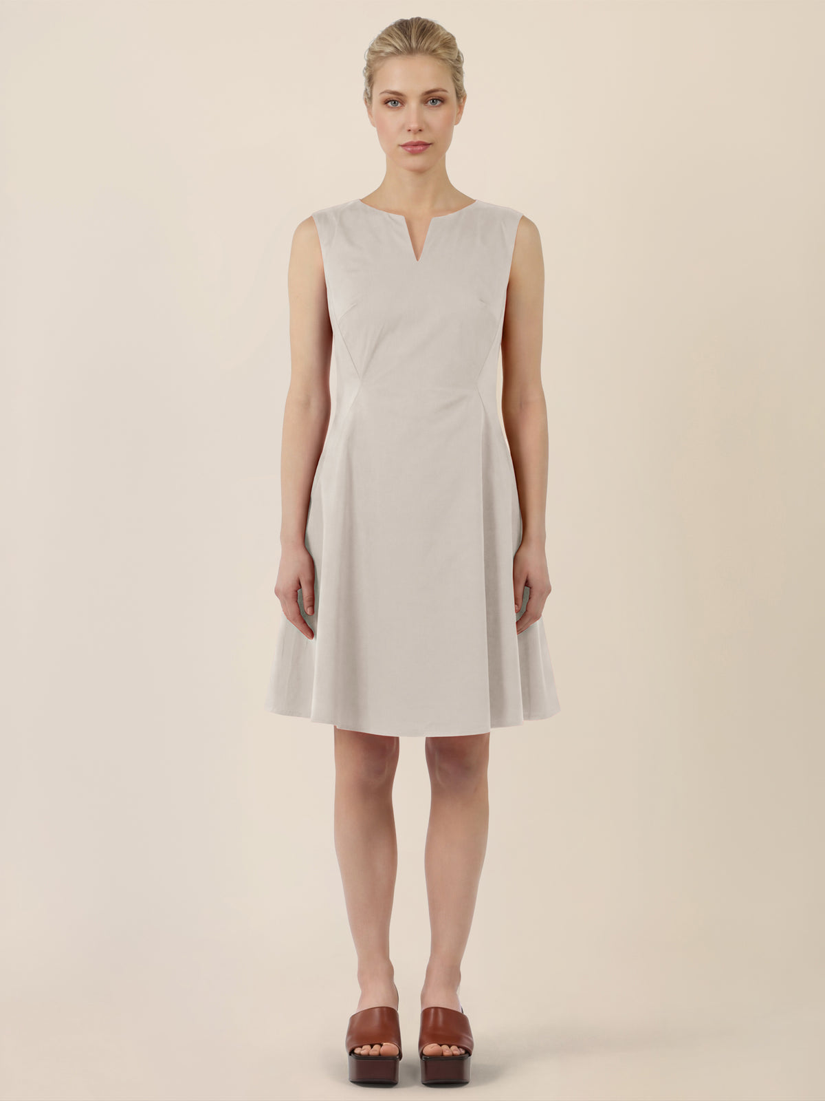 APART Ärmelloses Etuikleid mit modernem Ausschnitt | beige