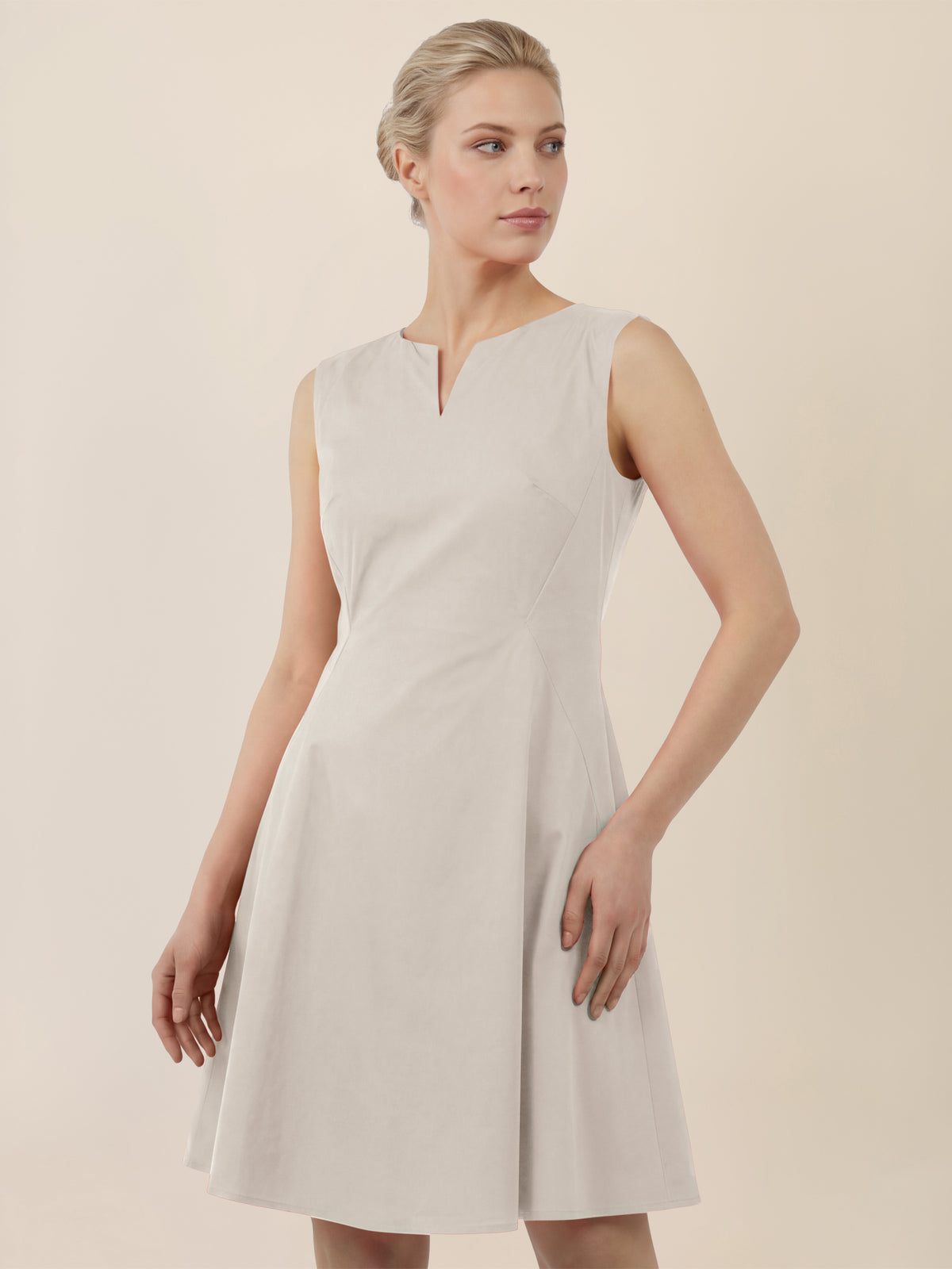 APART Ärmelloses Etuikleid mit modernem Ausschnitt | beige