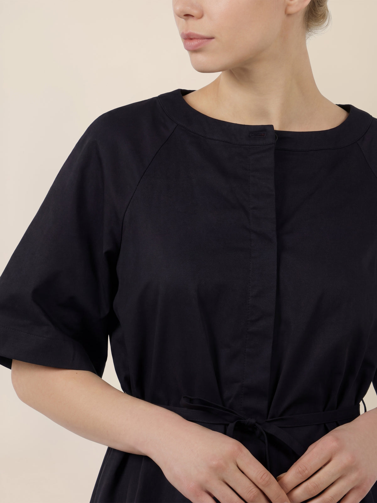 APART Kleid mit Gürtel und Raglanärmeln | schwarz