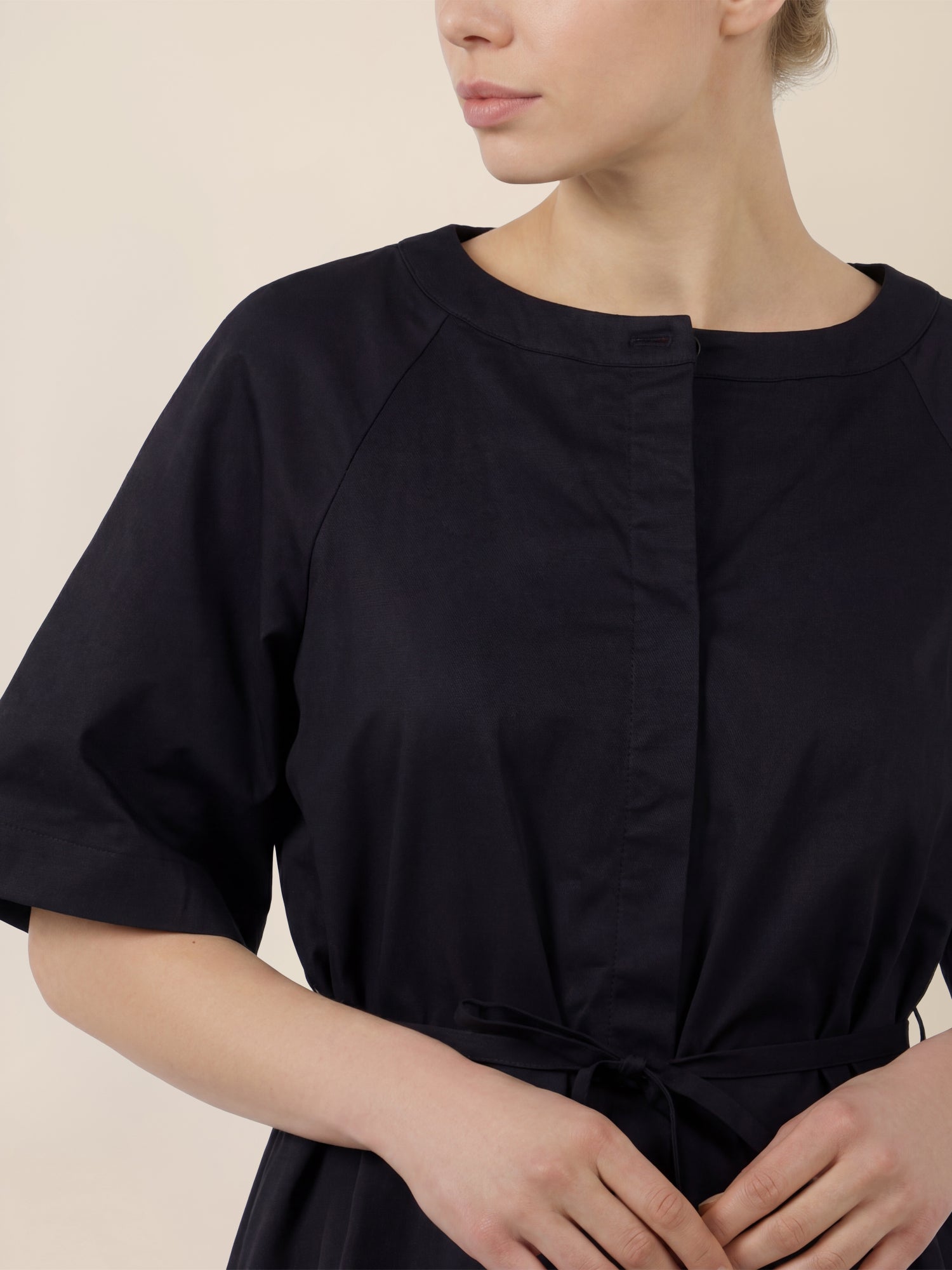 APART Kleid mit Gürtel und Raglanärmeln | schwarz