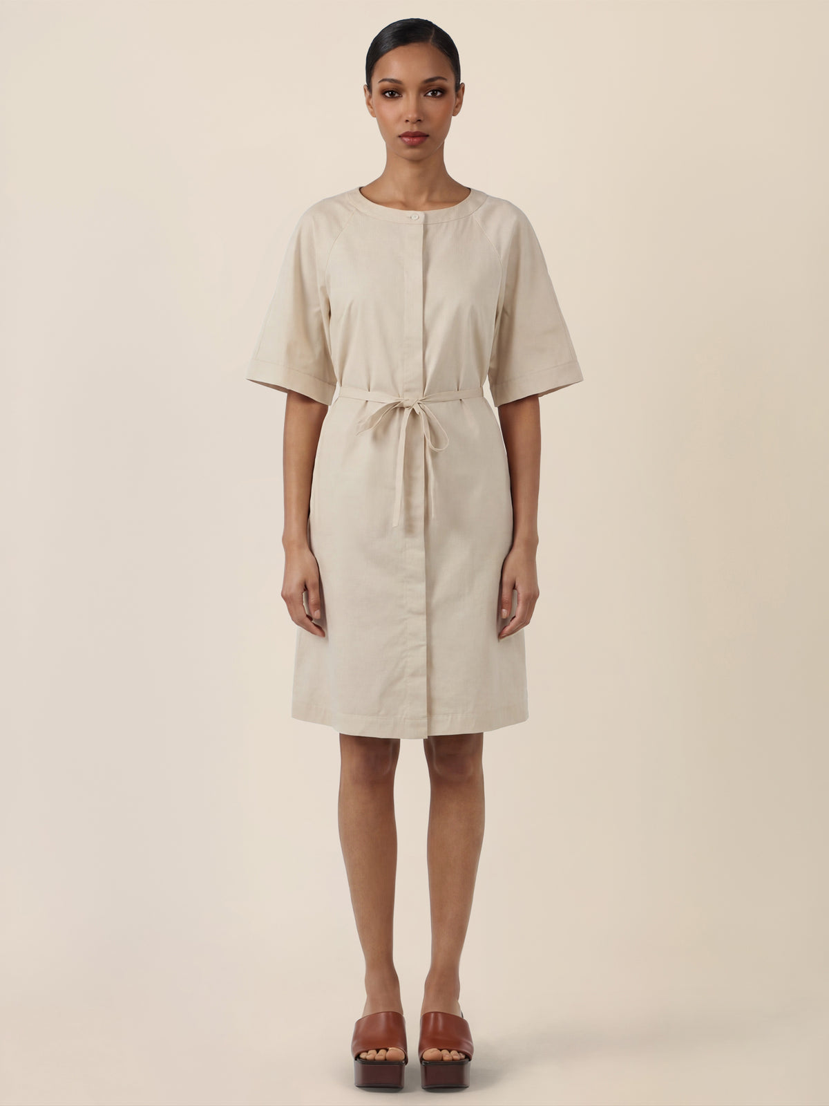 APART Kleid mit Gürtel und Raglanärmeln | beige