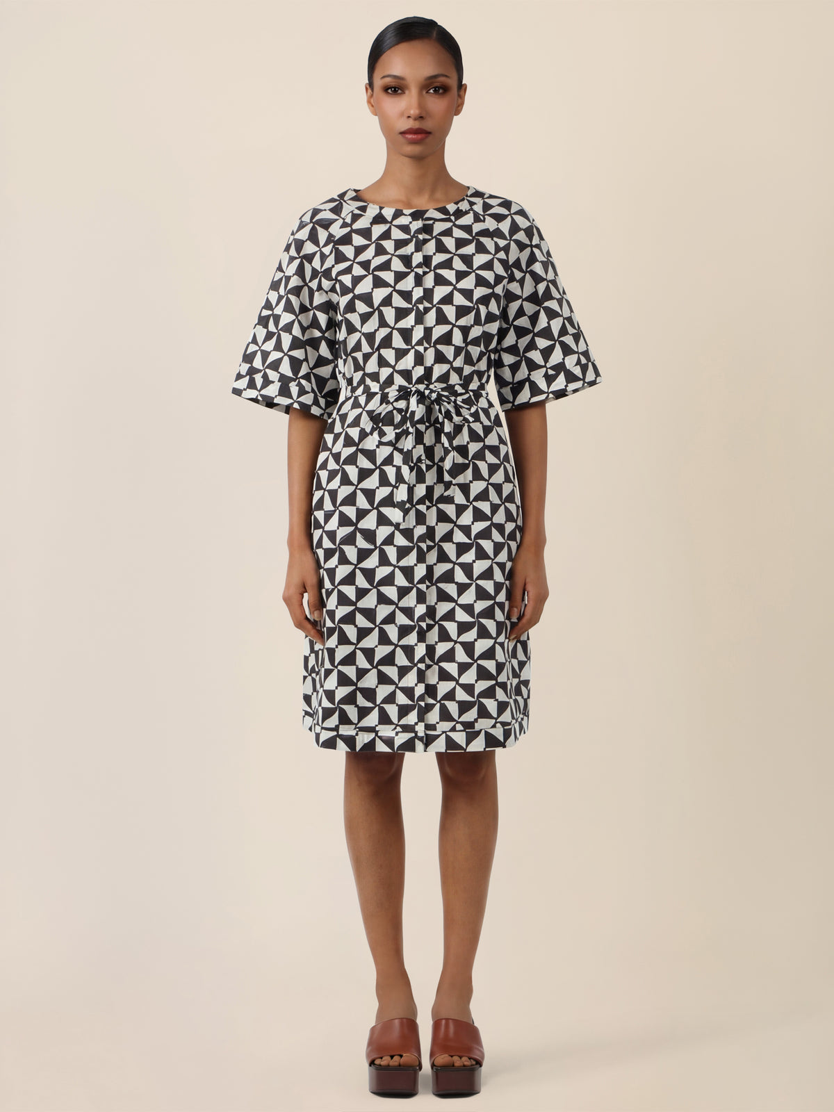 APART Kleid mit grafischem Print und Taillengürtel | schwarz-creme