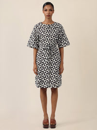 APART Kleid mit grafischem Print und Taillengürtel | schwarz-creme