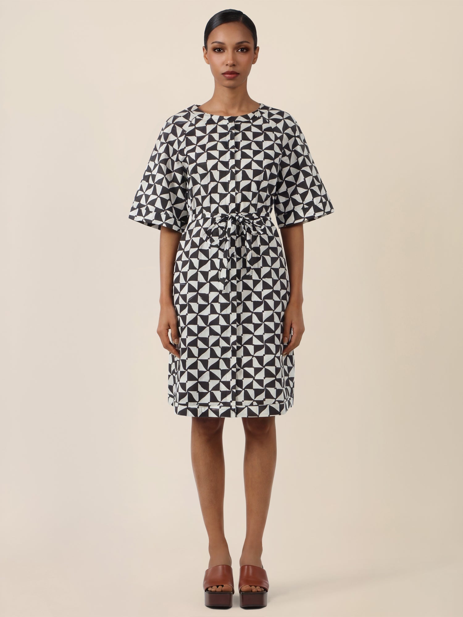 APART Kleid mit grafischem Print und Taillengürtel | schwarz-creme