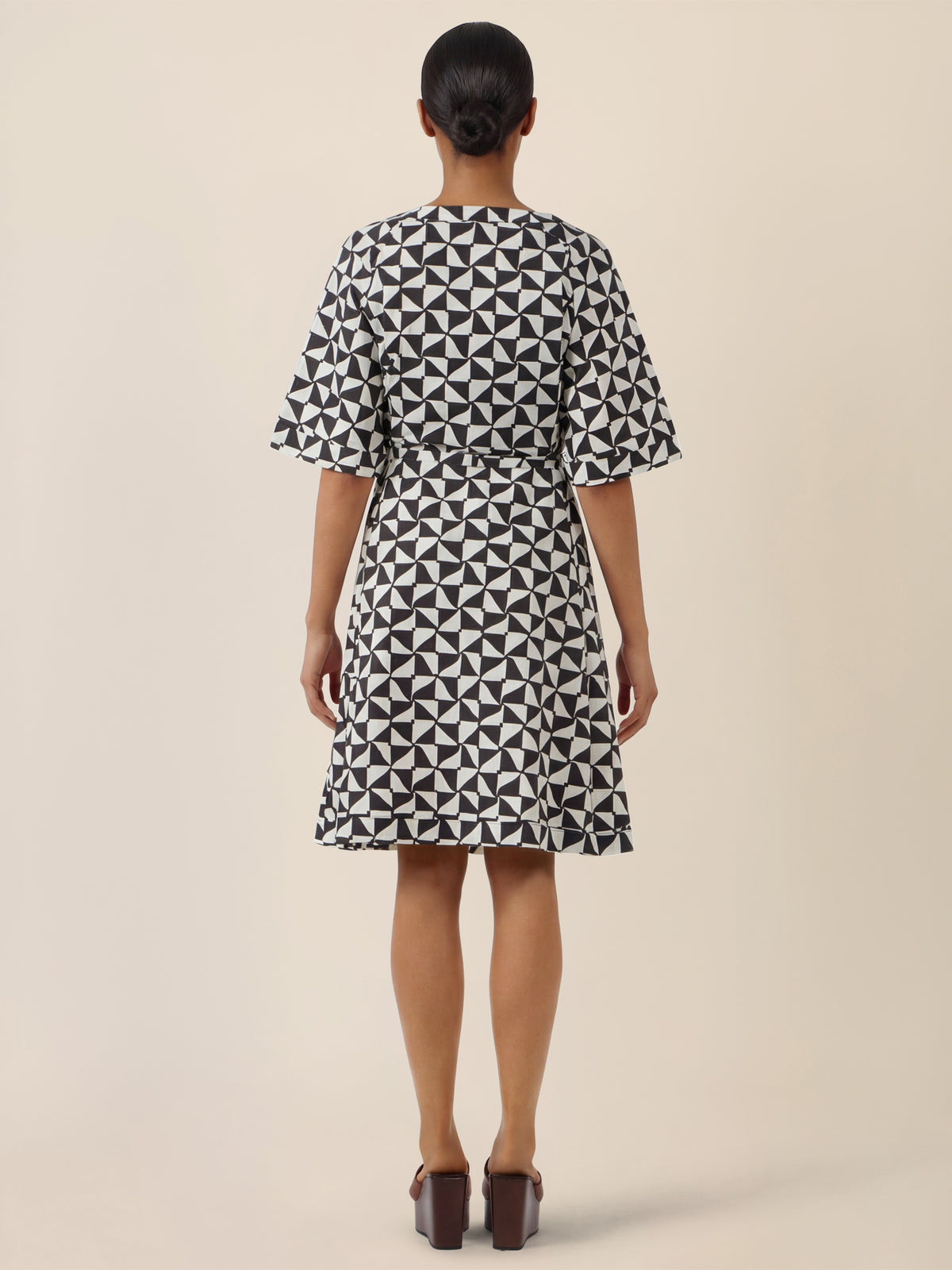 APART Kleid mit grafischem Print und Taillengürtel | schwarz-creme