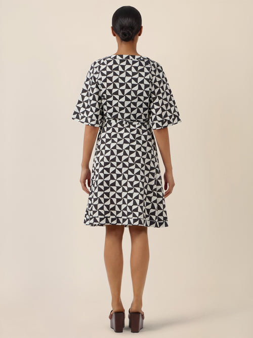 APART Kleid mit grafischem Print und Taillengürtel | schwarz-creme image 1