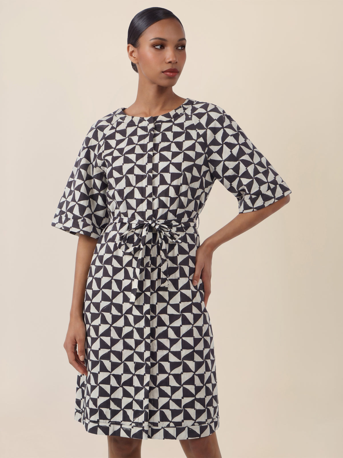 APART Kleid mit grafischem Print und Taillengürtel | schwarz-creme