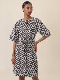 APART Kleid mit grafischem Print und Taillengürtel | schwarz-creme