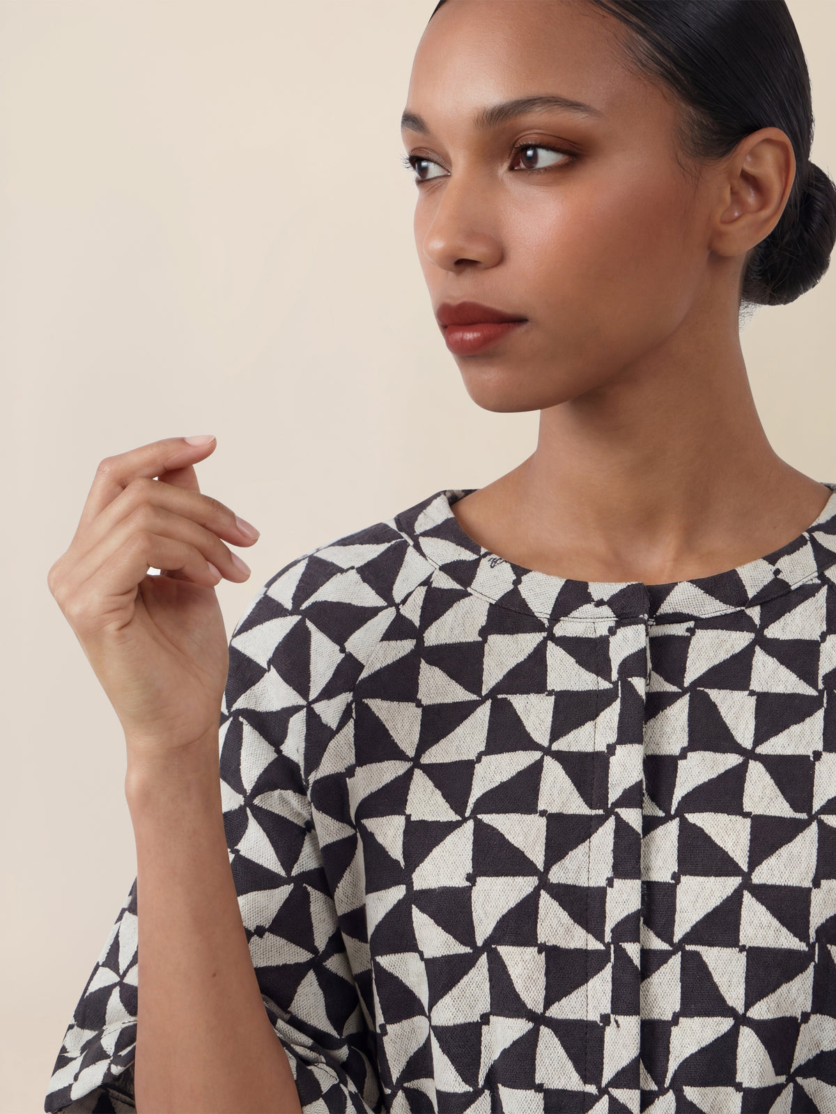 APART Kleid mit grafischem Print und Taillengürtel | schwarz-creme