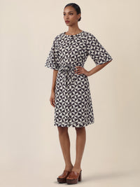 APART Kleid mit grafischem Print und Taillengürtel | schwarz-creme