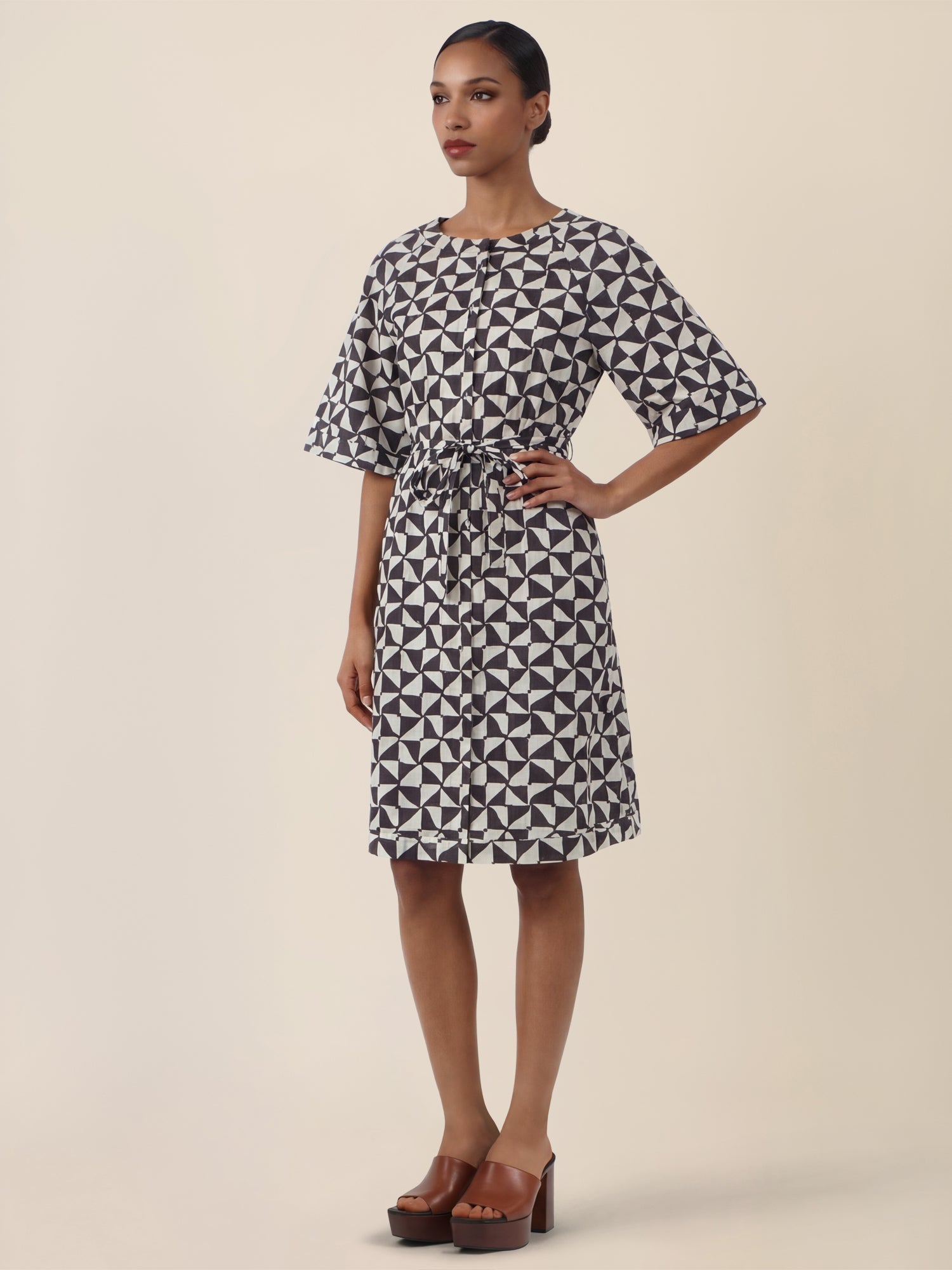 APART Kleid mit grafischem Print und Taillengürtel | schwarz-creme