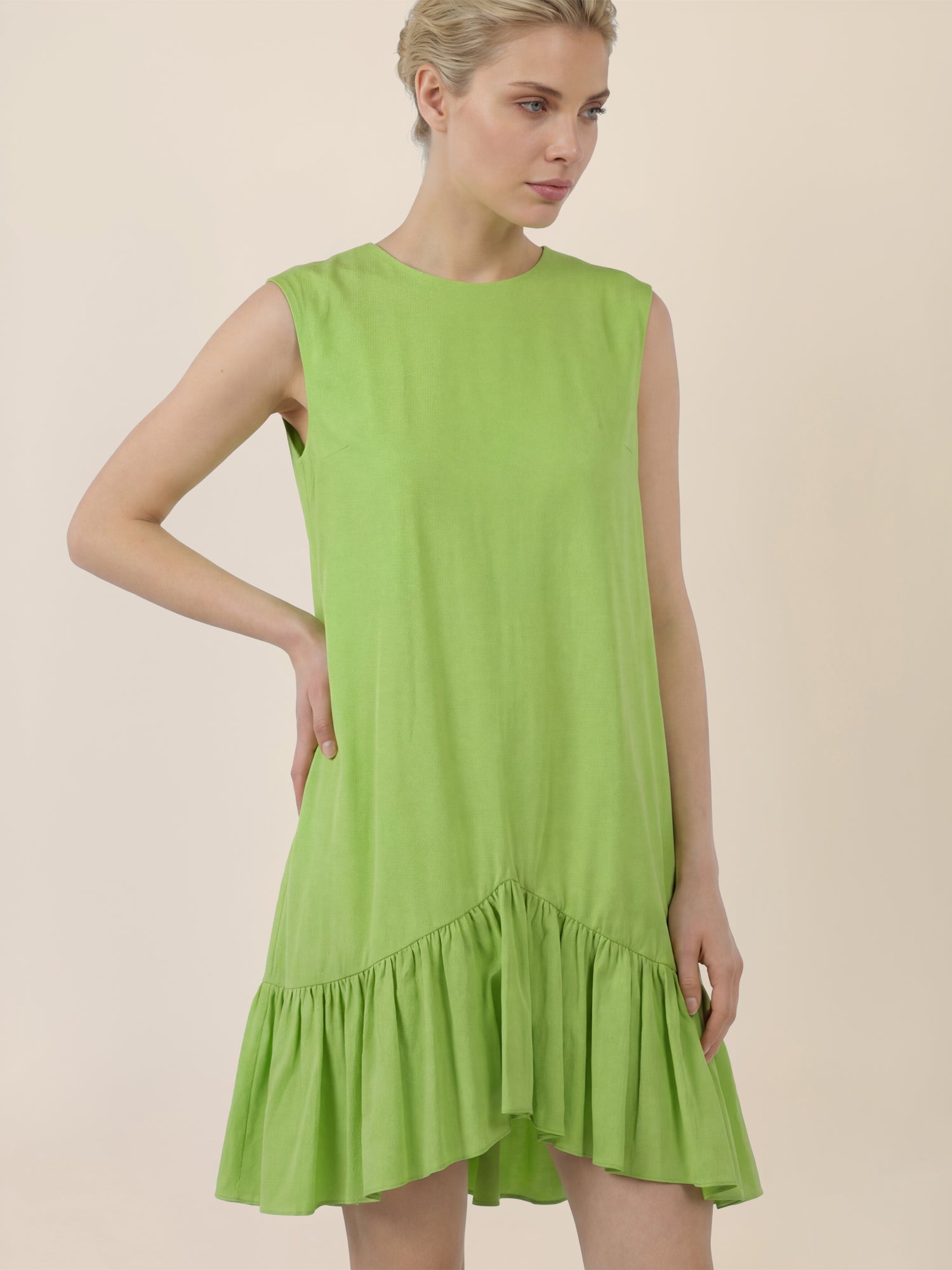 APART Ärmelloses Kleid mit Volant und asymmetrischem Saum | apfelgrün