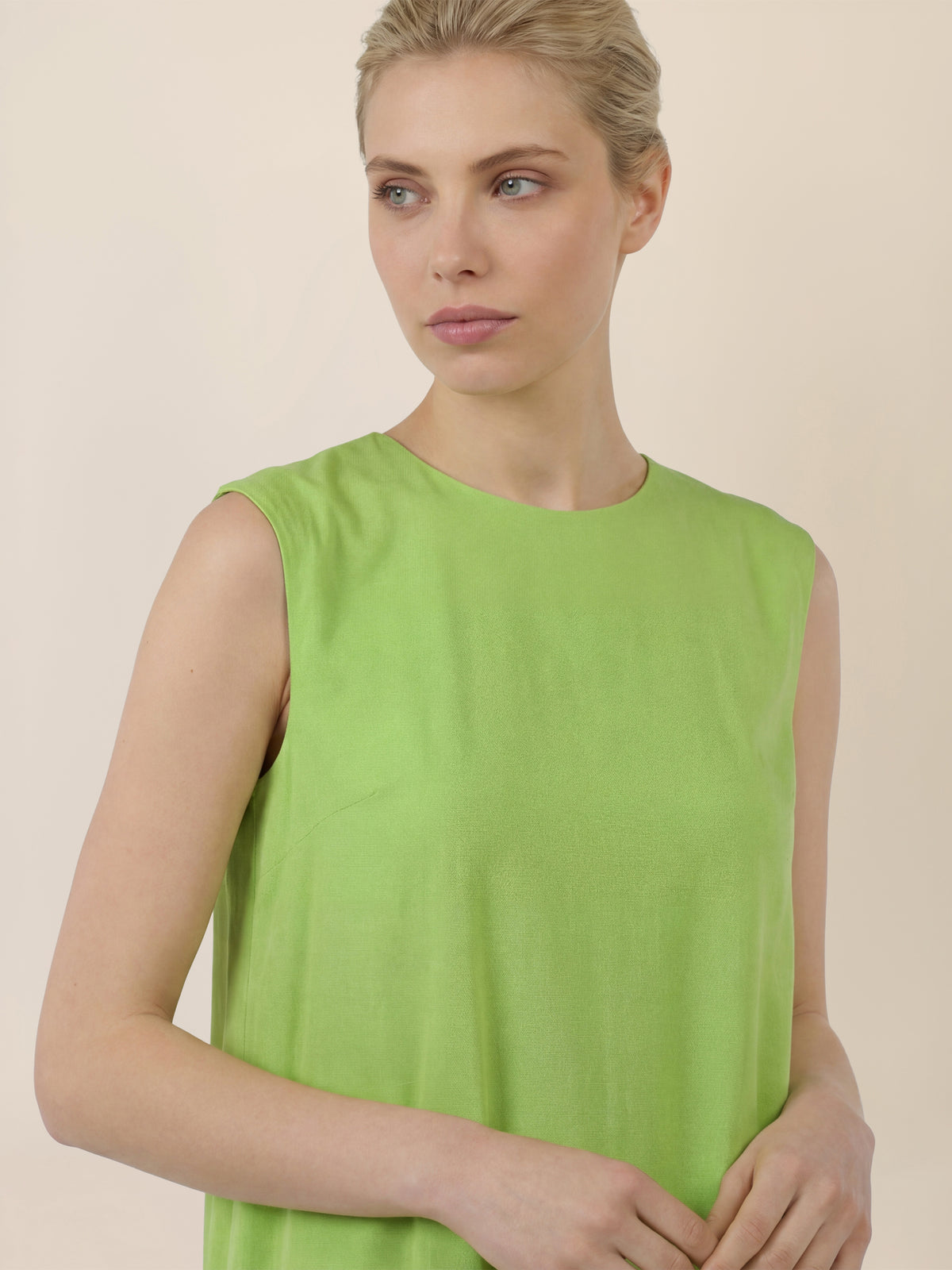 APART Ärmelloses Kleid mit Volant und asymmetrischem Saum | apfelgrün