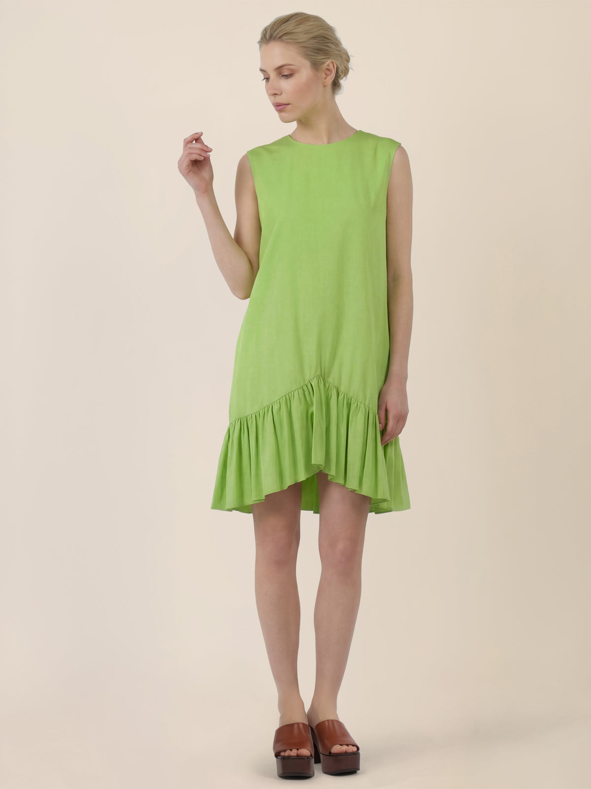 APART Ärmelloses Kleid mit Volant und asymmetrischem Saum | apfelgrün