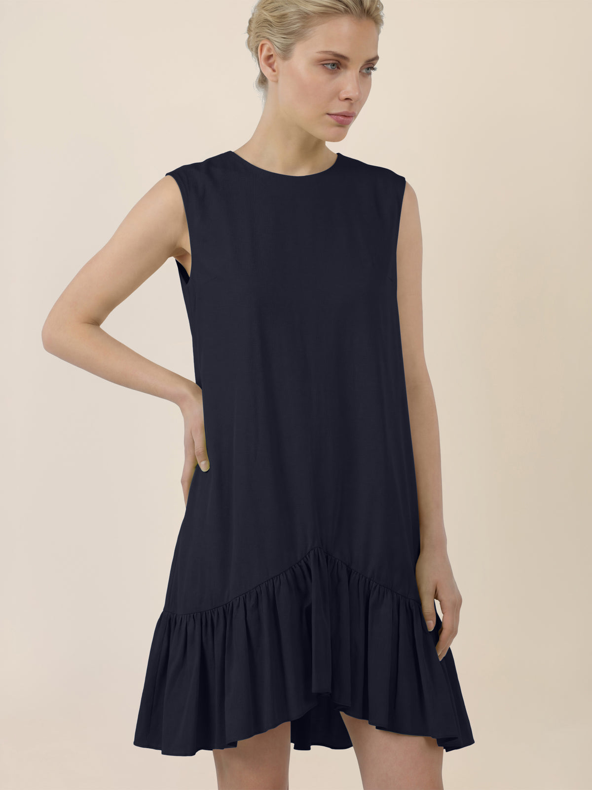 APART Ärmelloses Kleid mit Volant und asymmetrischem Saum | nachtblau