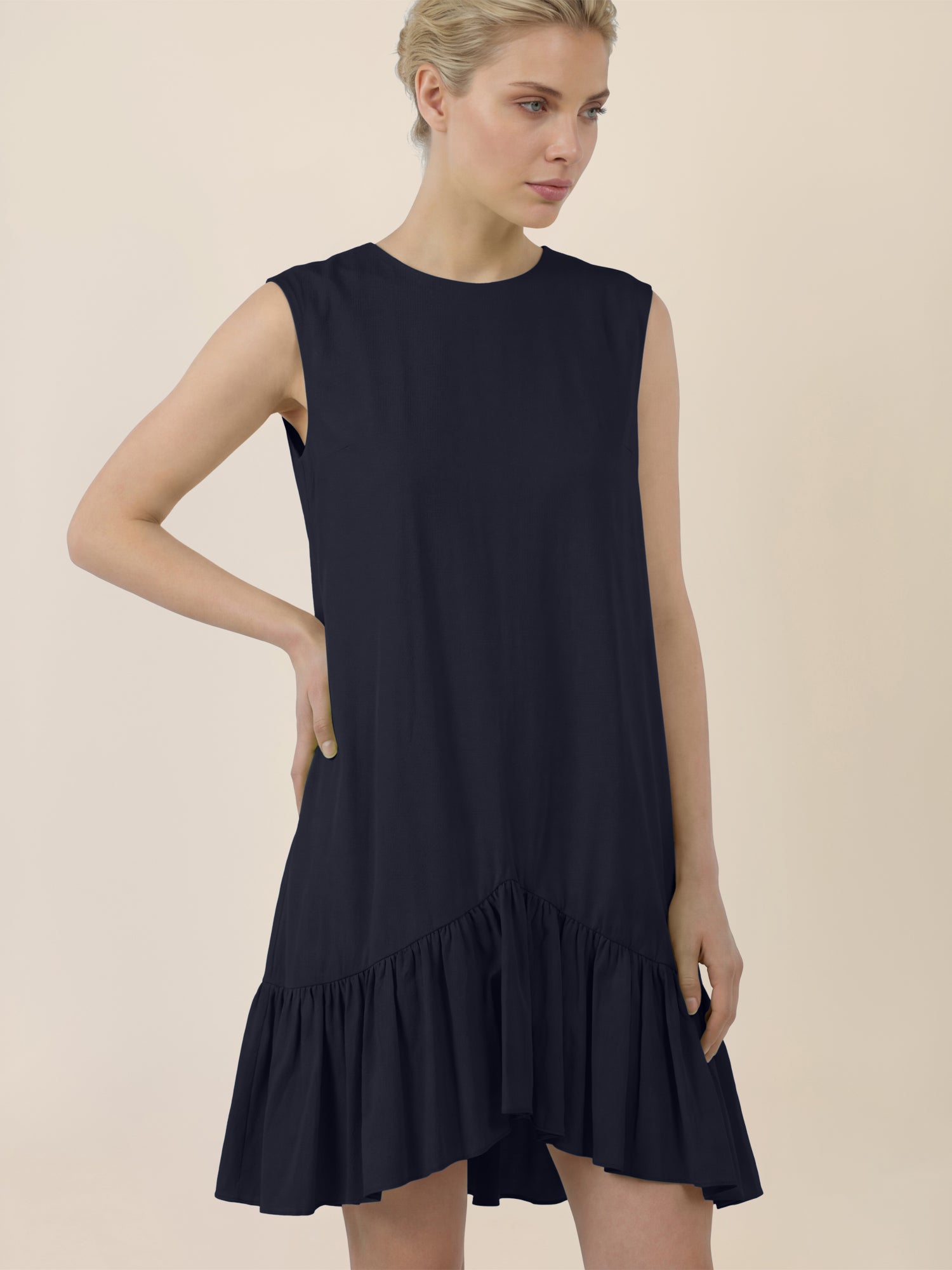 APART Ärmelloses Kleid mit Volant und asymmetrischem Saum | nachtblau
