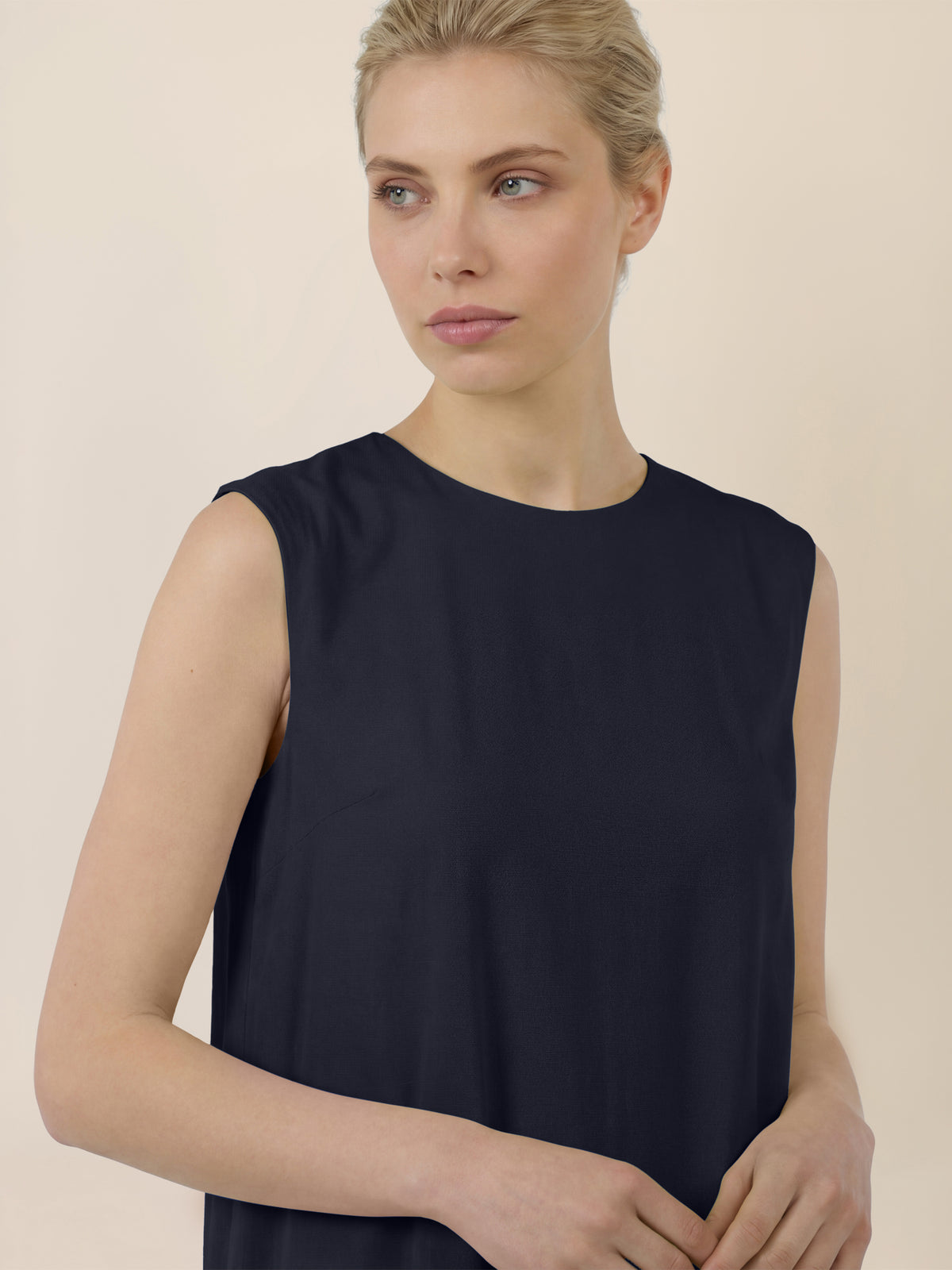 APART Ärmelloses Kleid mit Volant und asymmetrischem Saum | nachtblau