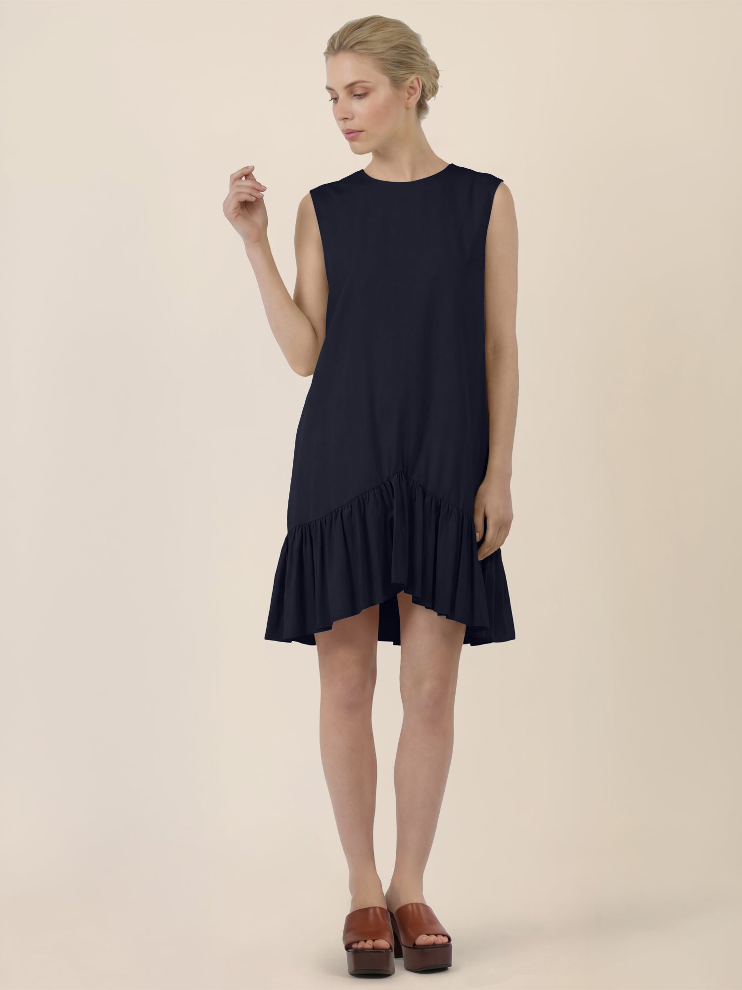 APART Ärmelloses Kleid mit Volant und asymmetrischem Saum | nachtblau